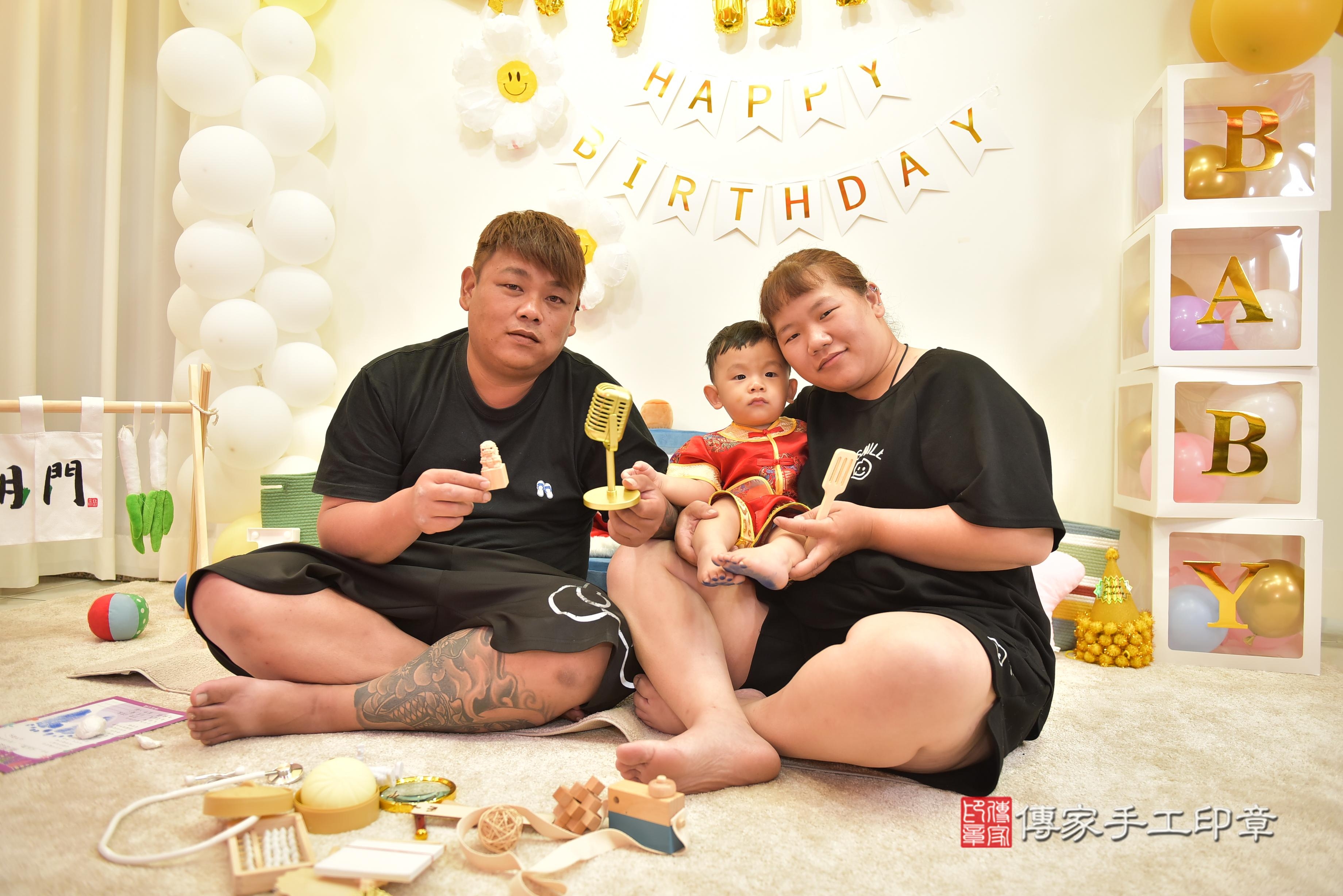 傳家手工印章台南店、抓周、度脺、美式風會場、傳家嬰兒古禮、吉祥話、抓周道具物品24種、拍照。抓周證書。寶寶抓周、滿周歲、生日快樂、祝福