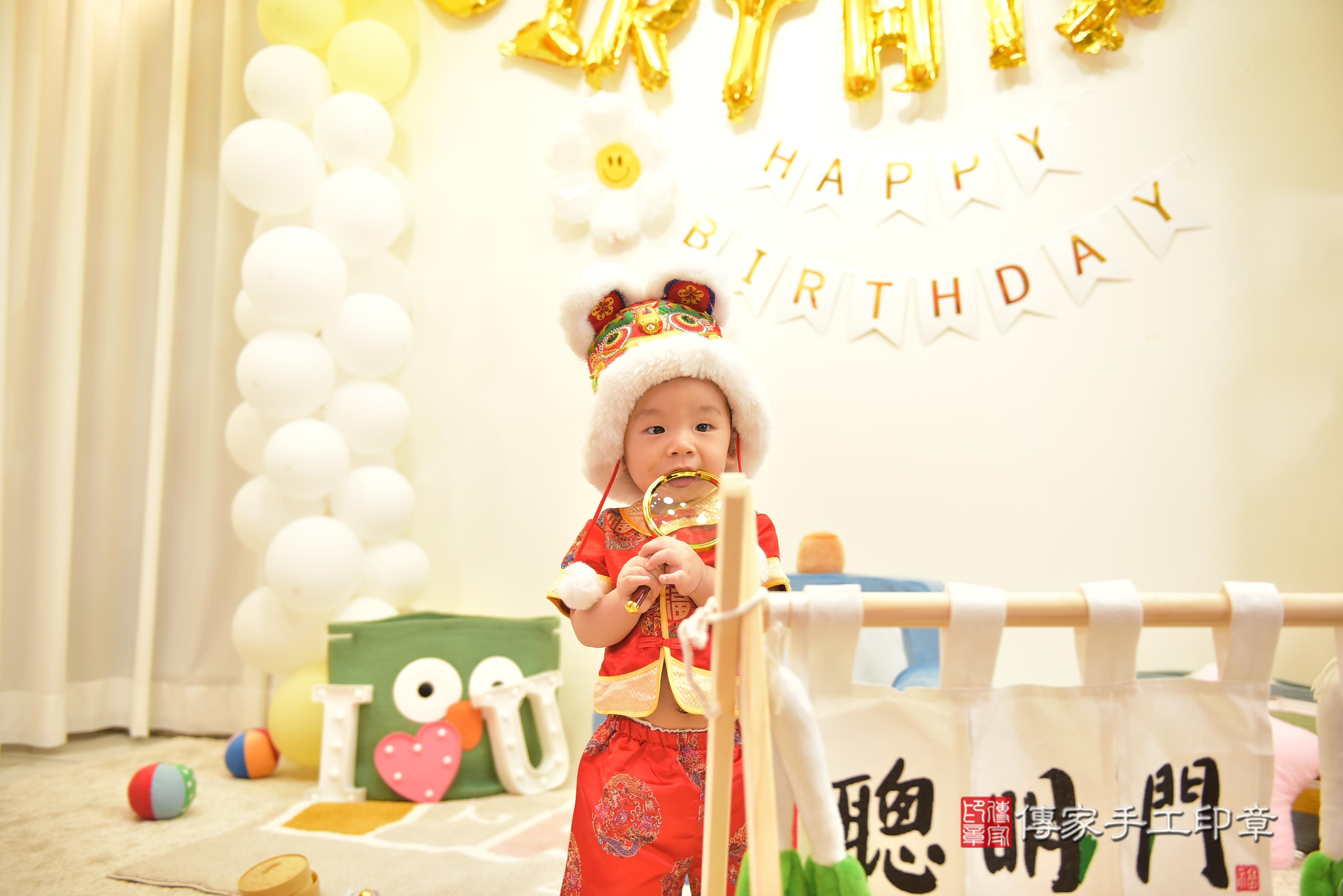 傳家手工印章台南店、抓周、度脺、美式風會場、傳家嬰兒古禮、吉祥話、抓周道具物品24種、拍照。抓周證書。寶寶抓周、滿周歲、生日快樂、祝福