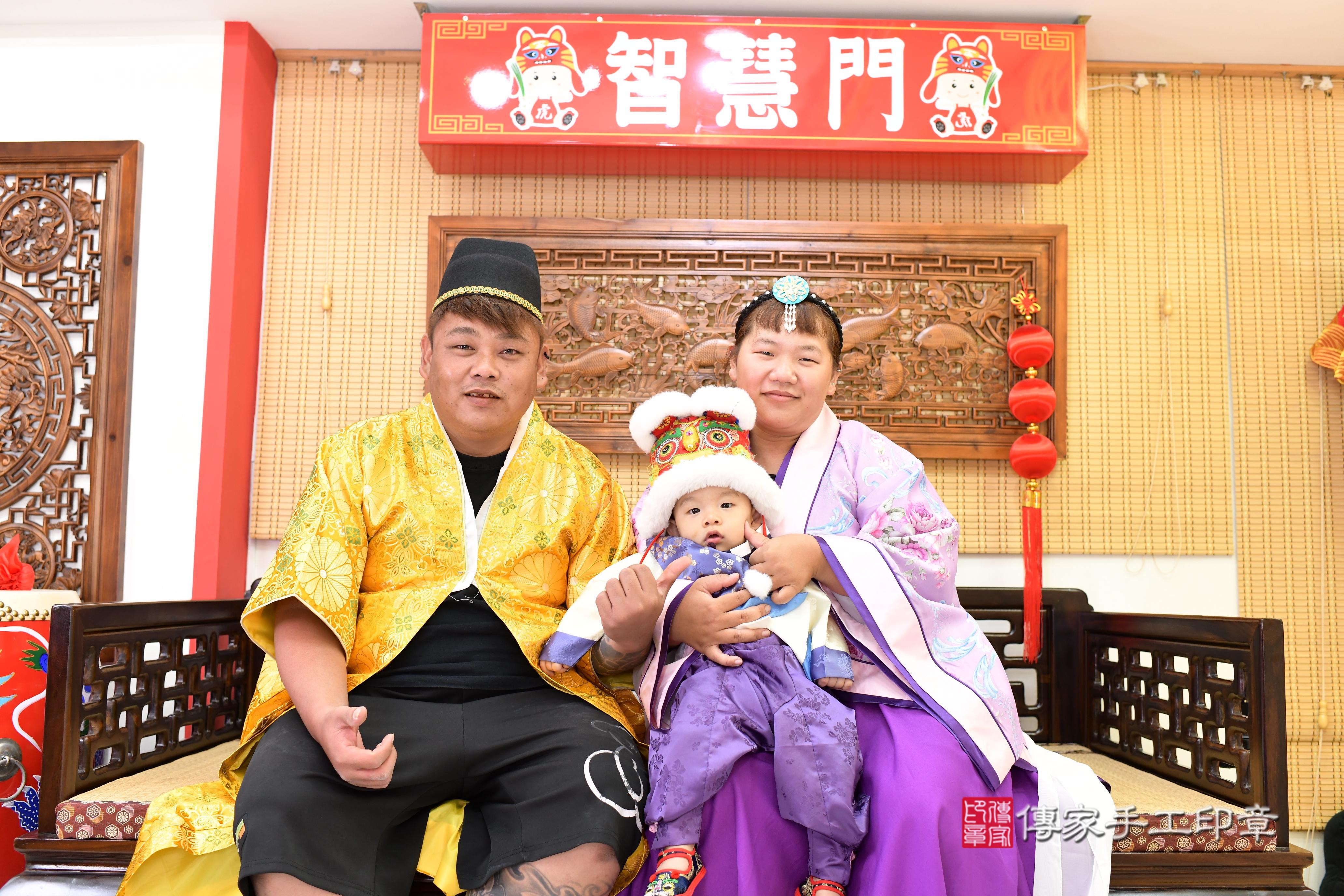 傳家手工印章台南店、抓周、度脺、中國風會場、傳家嬰兒古禮、吉祥話、抓周道具物品24種、拍照。抓周證書。寶寶抓周、滿周歲、生日快樂、祝福