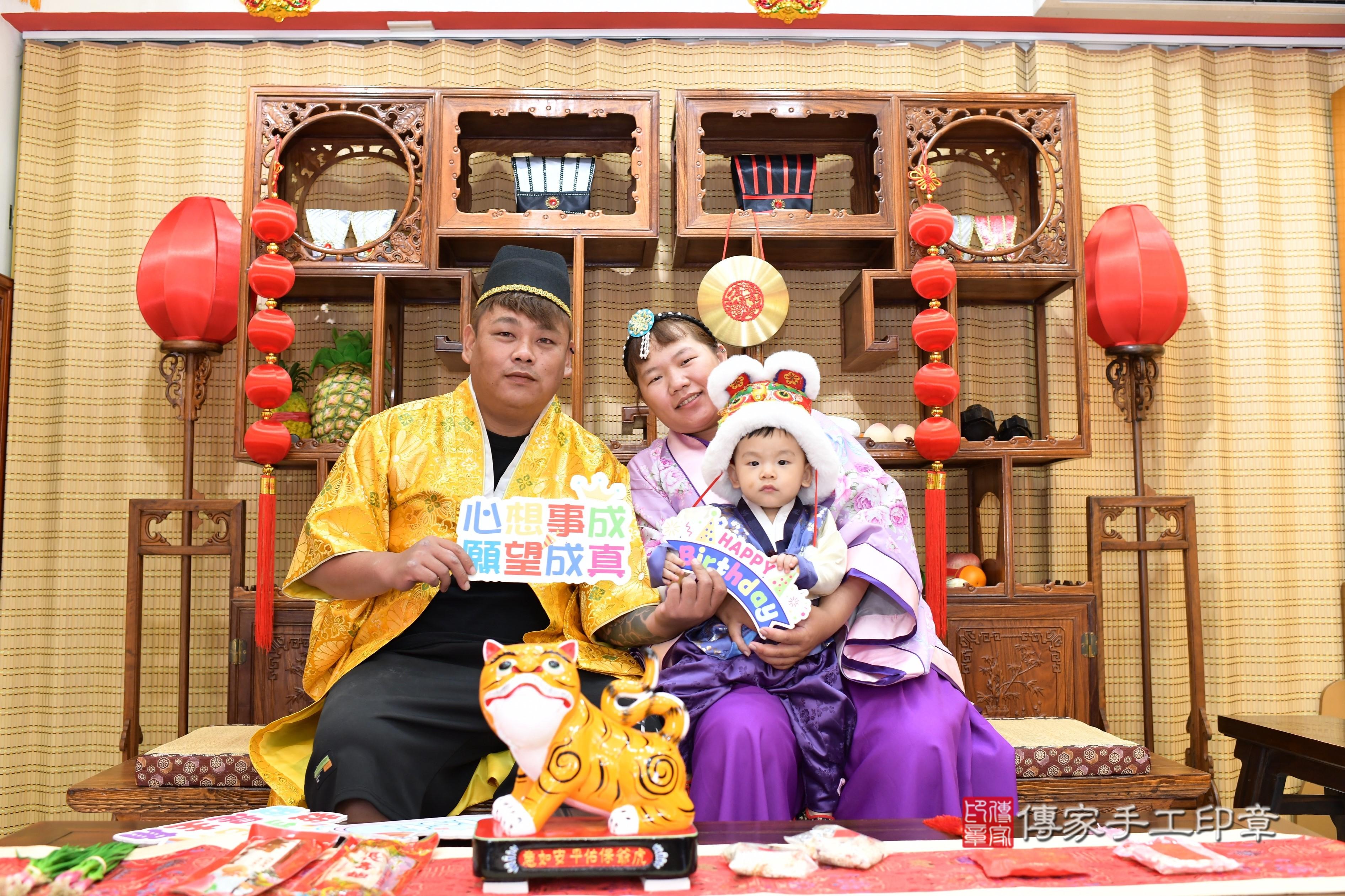 傳家手工印章台南店、抓周、度脺、中國風會場、傳家嬰兒古禮、吉祥話、抓周道具物品24種、拍照。抓周證書。寶寶抓周、滿周歲、生日快樂、祝福