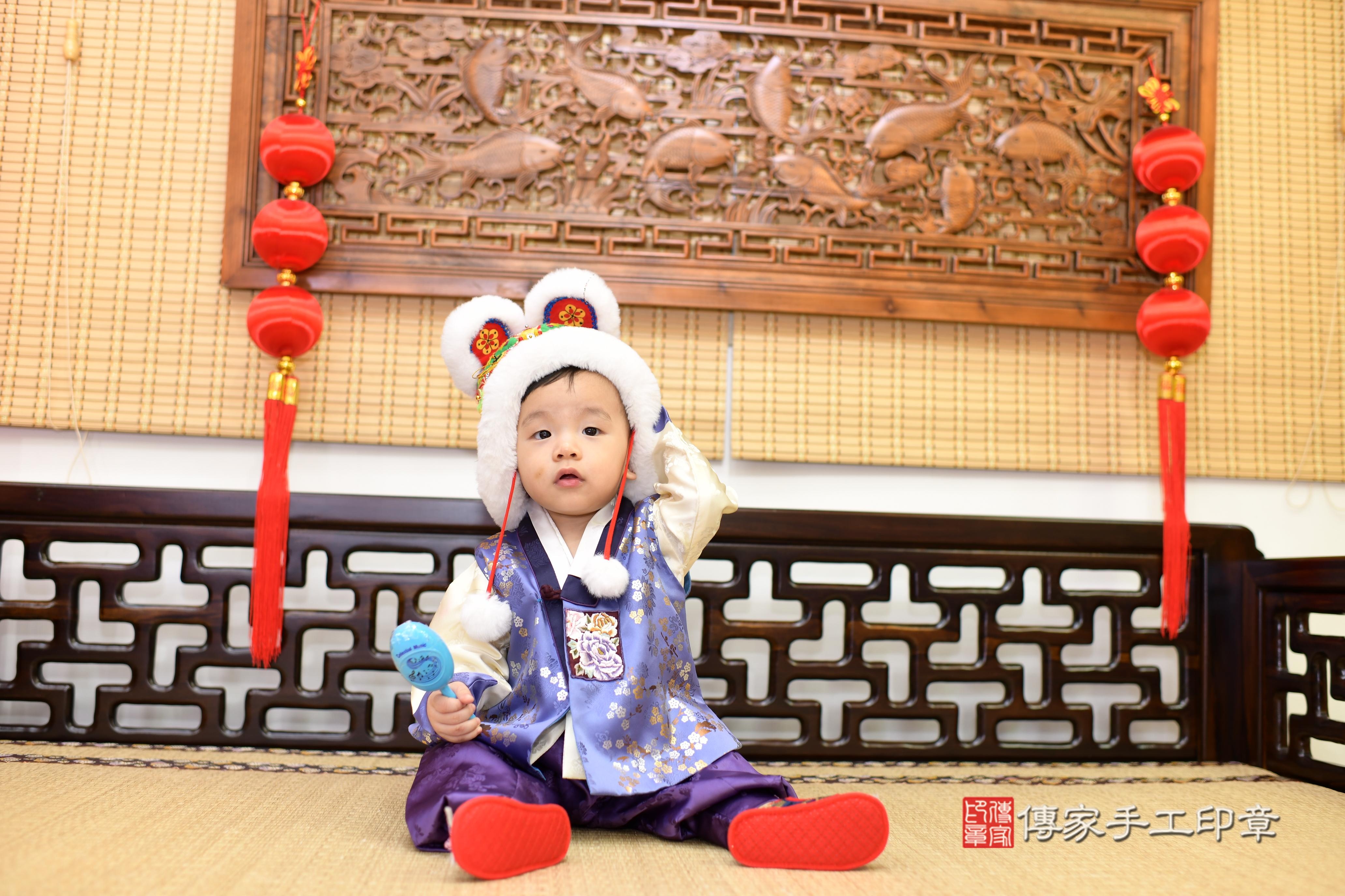 傳家手工印章台南店、抓周、度脺、中國風會場、傳家嬰兒古禮、吉祥話、抓周道具物品24種、拍照。抓周證書。寶寶抓周、滿周歲、生日快樂、祝福