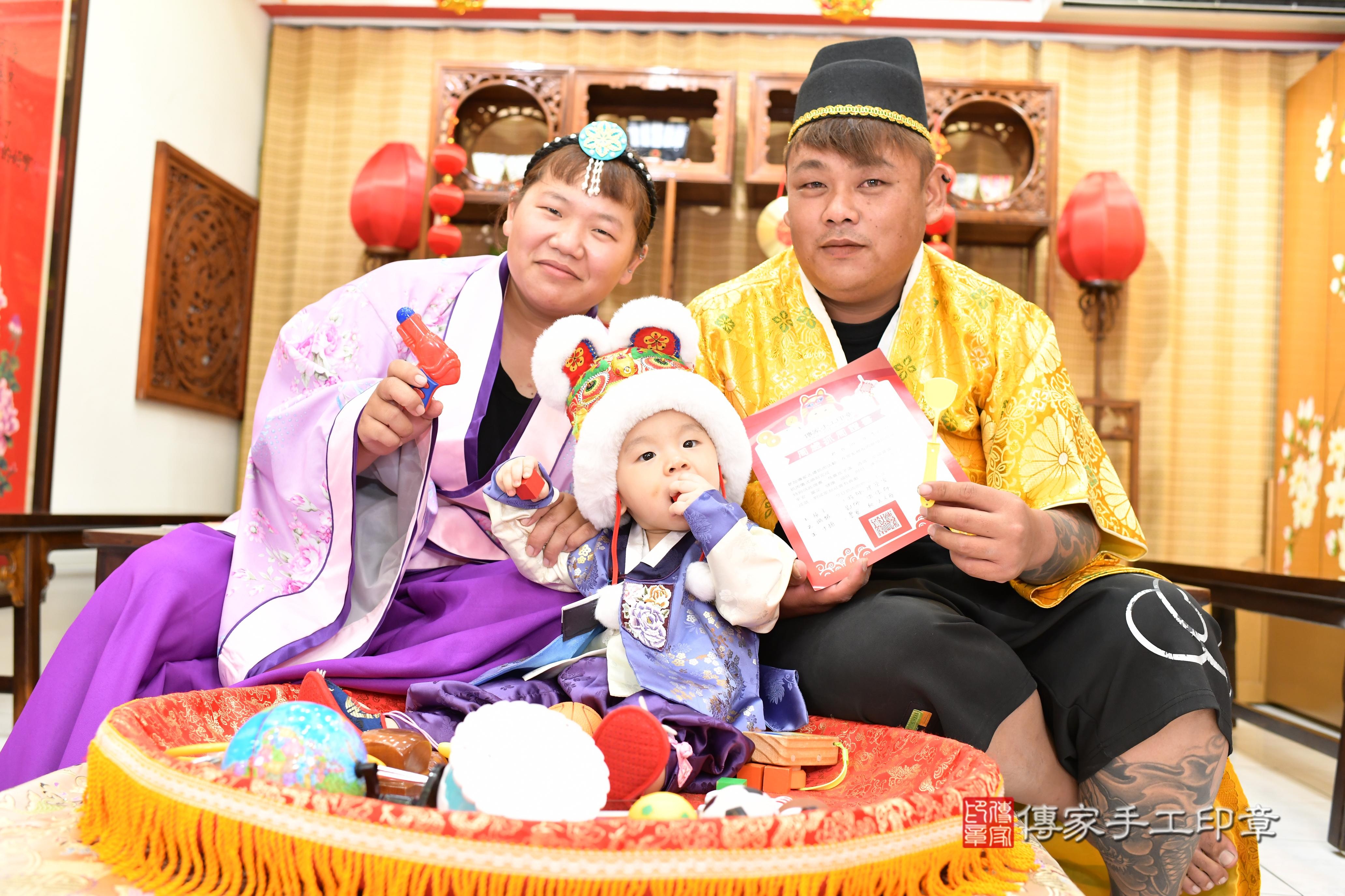 傳家手工印章台南店、抓周、度脺、中國風會場、傳家嬰兒古禮、吉祥話、抓周道具物品24種、拍照。抓周證書。寶寶抓周、滿周歲、生日快樂、祝福