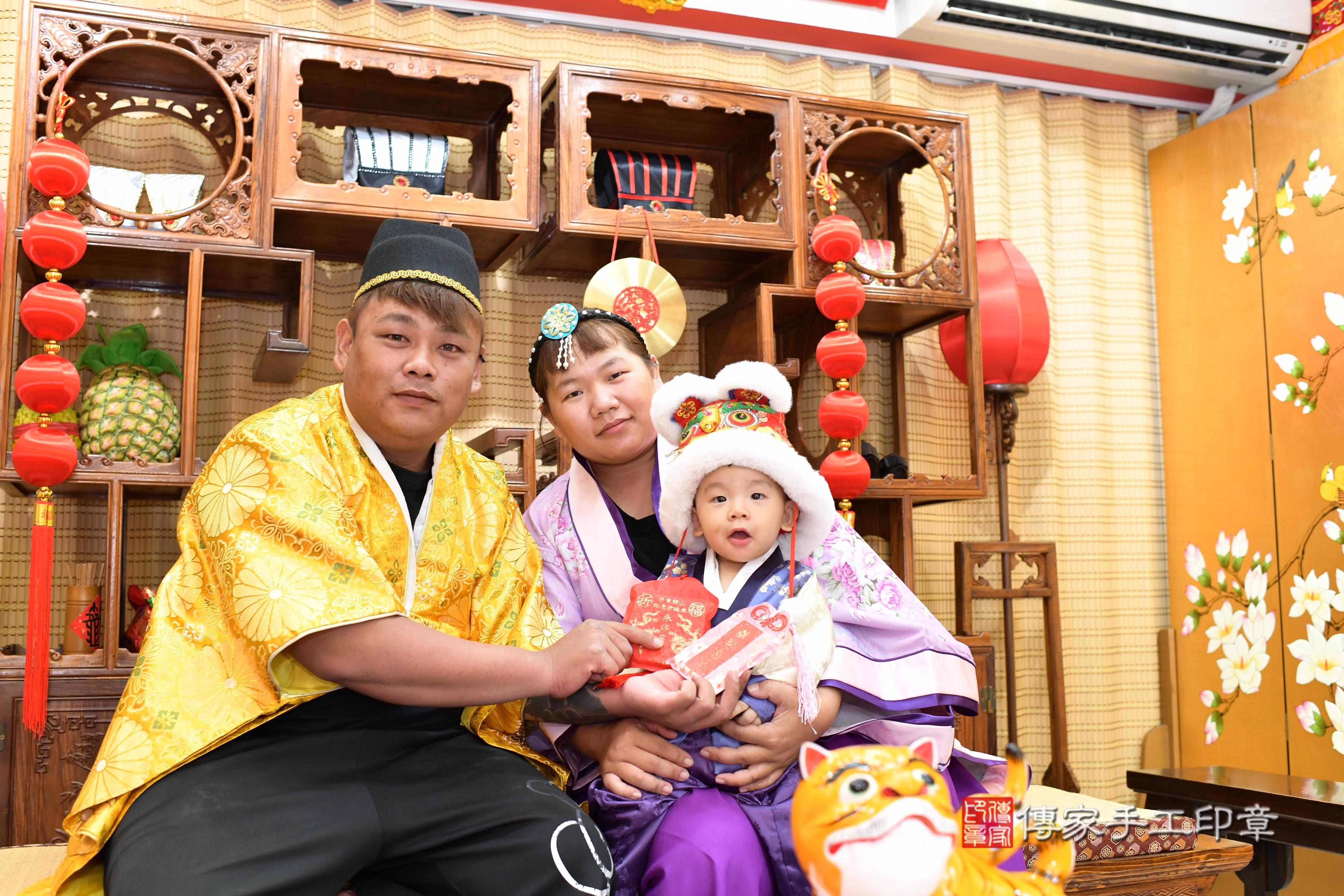 傳家手工印章台南店、抓周、度脺、中國風會場、傳家嬰兒古禮、吉祥話、抓周道具物品24種、拍照。抓周證書。寶寶抓周、滿周歲、生日快樂、祝福