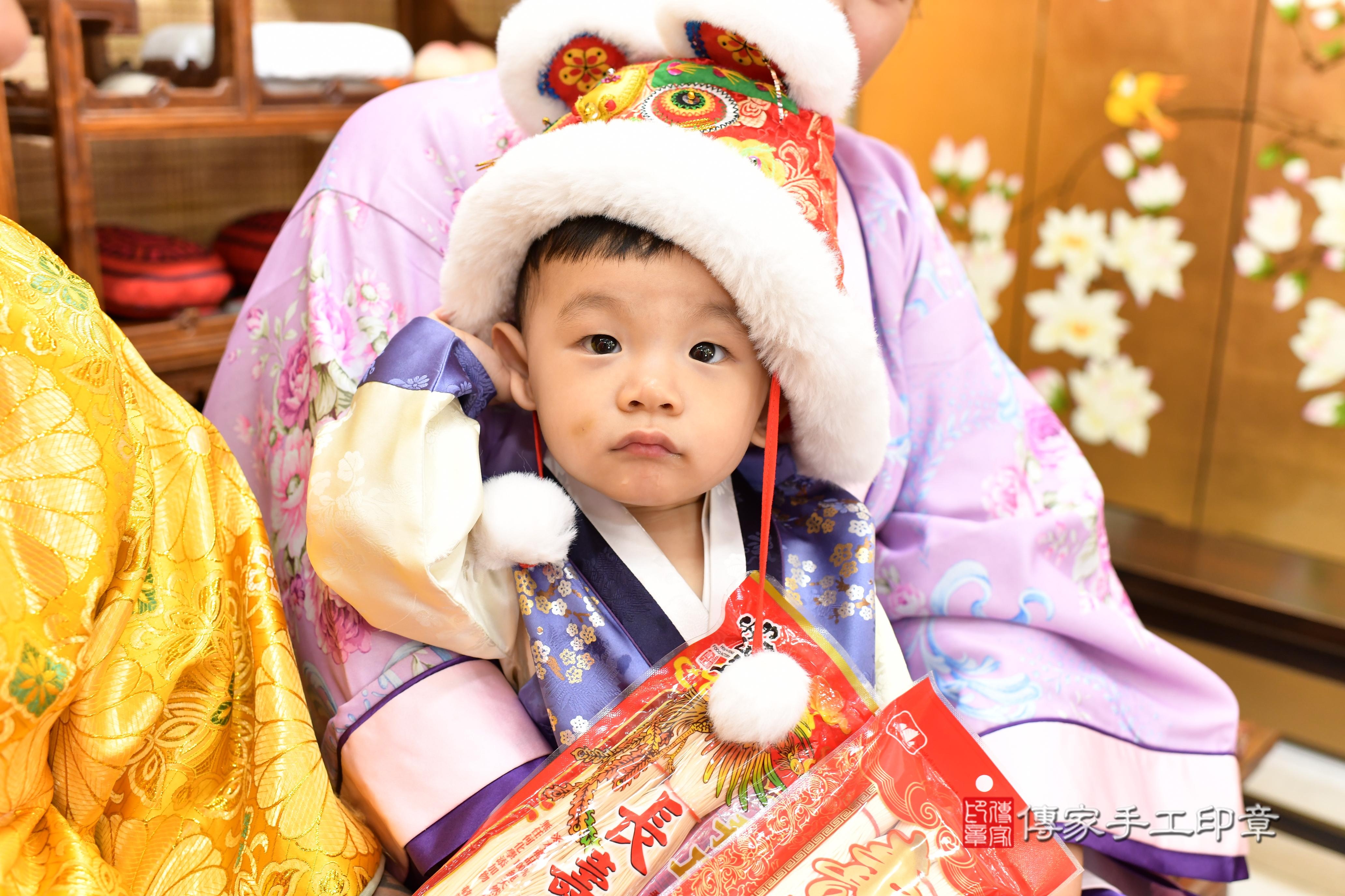 傳家手工印章台南店、抓周、度脺、中國風會場、傳家嬰兒古禮、吉祥話、抓周道具物品24種、拍照。抓周證書。寶寶抓周、滿周歲、生日快樂、祝福