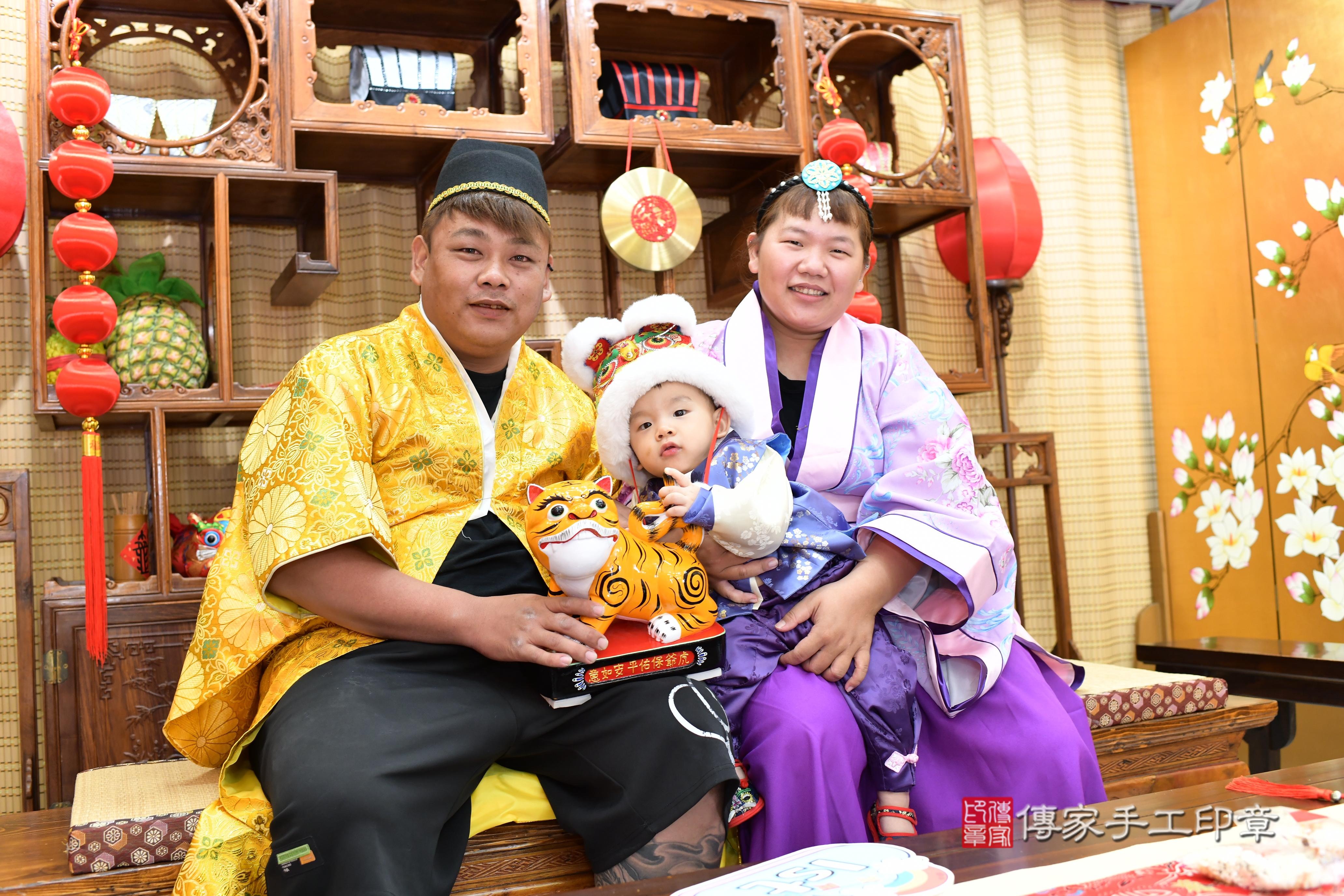 傳家手工印章台南店、抓周、度脺、中國風會場、傳家嬰兒古禮、吉祥話、抓周道具物品24種、拍照。抓周證書。寶寶抓周、滿周歲、生日快樂、祝福