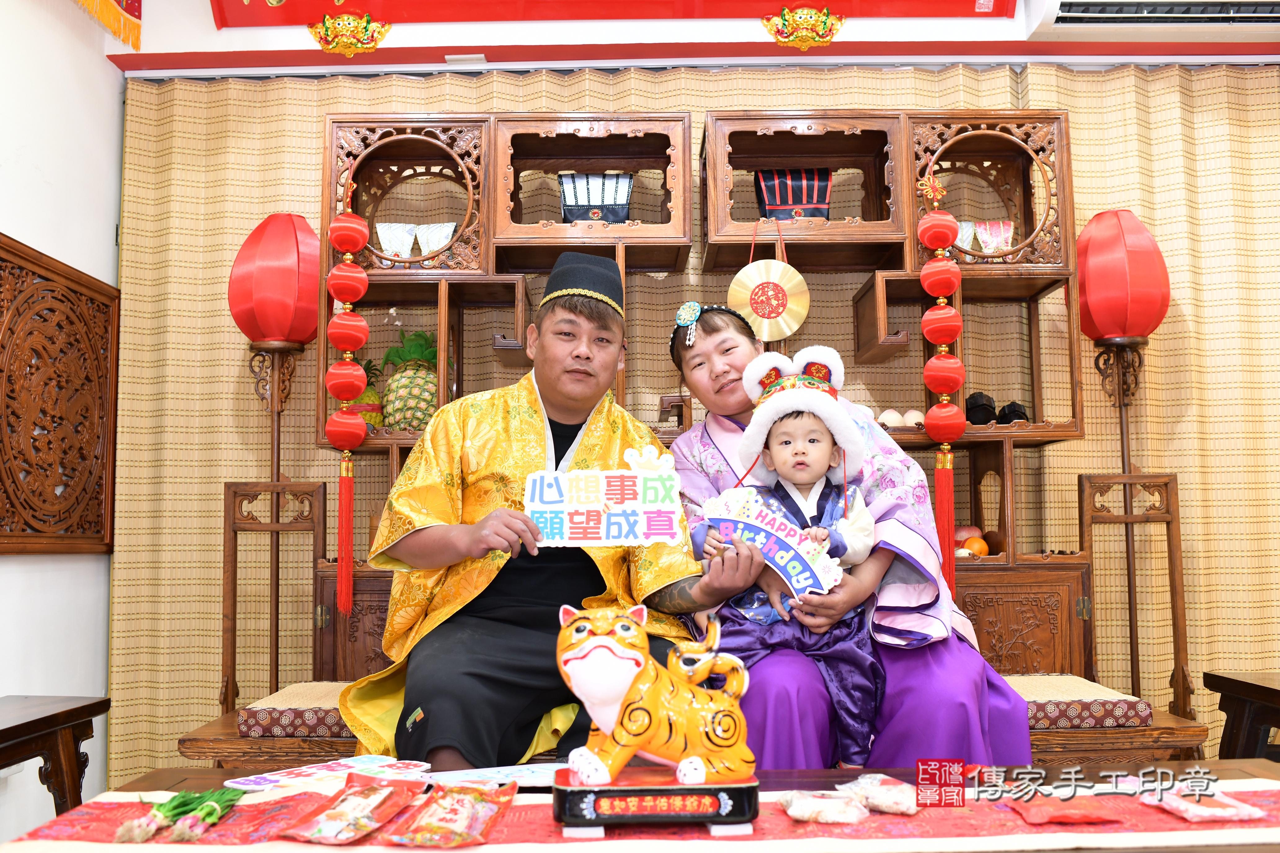 傳家手工印章台南店、抓周、度脺、中國風會場、傳家嬰兒古禮、吉祥話、抓周道具物品24種、拍照。抓周證書。寶寶抓周、滿周歲、生日快樂、祝福