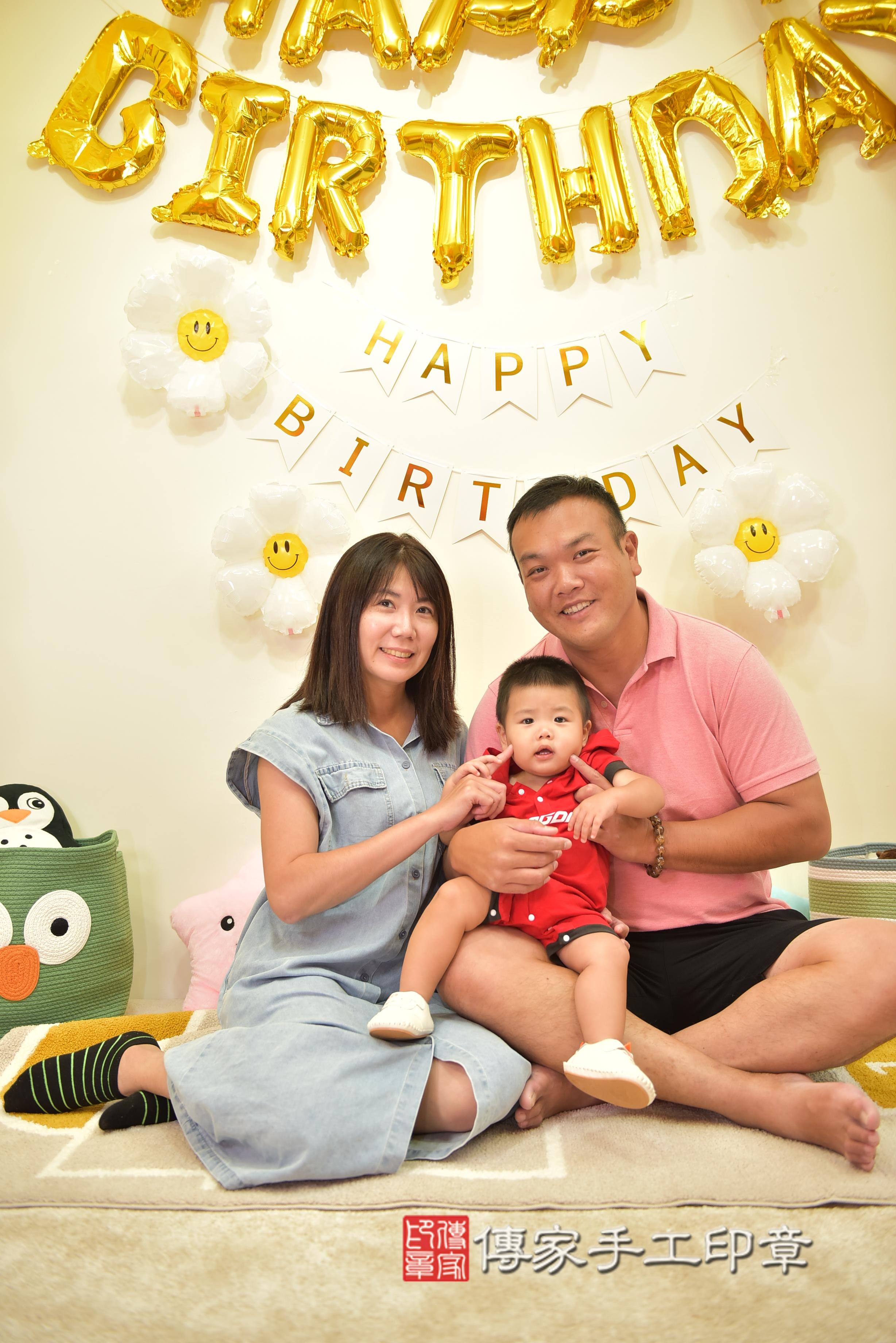 傳家手工印章台南店、抓周、度脺、中國風會場、傳家嬰兒古禮、吉祥話、抓周道具物品24種、拍照。抓周證書。寶寶抓周、滿周歲、生日快樂、祝福