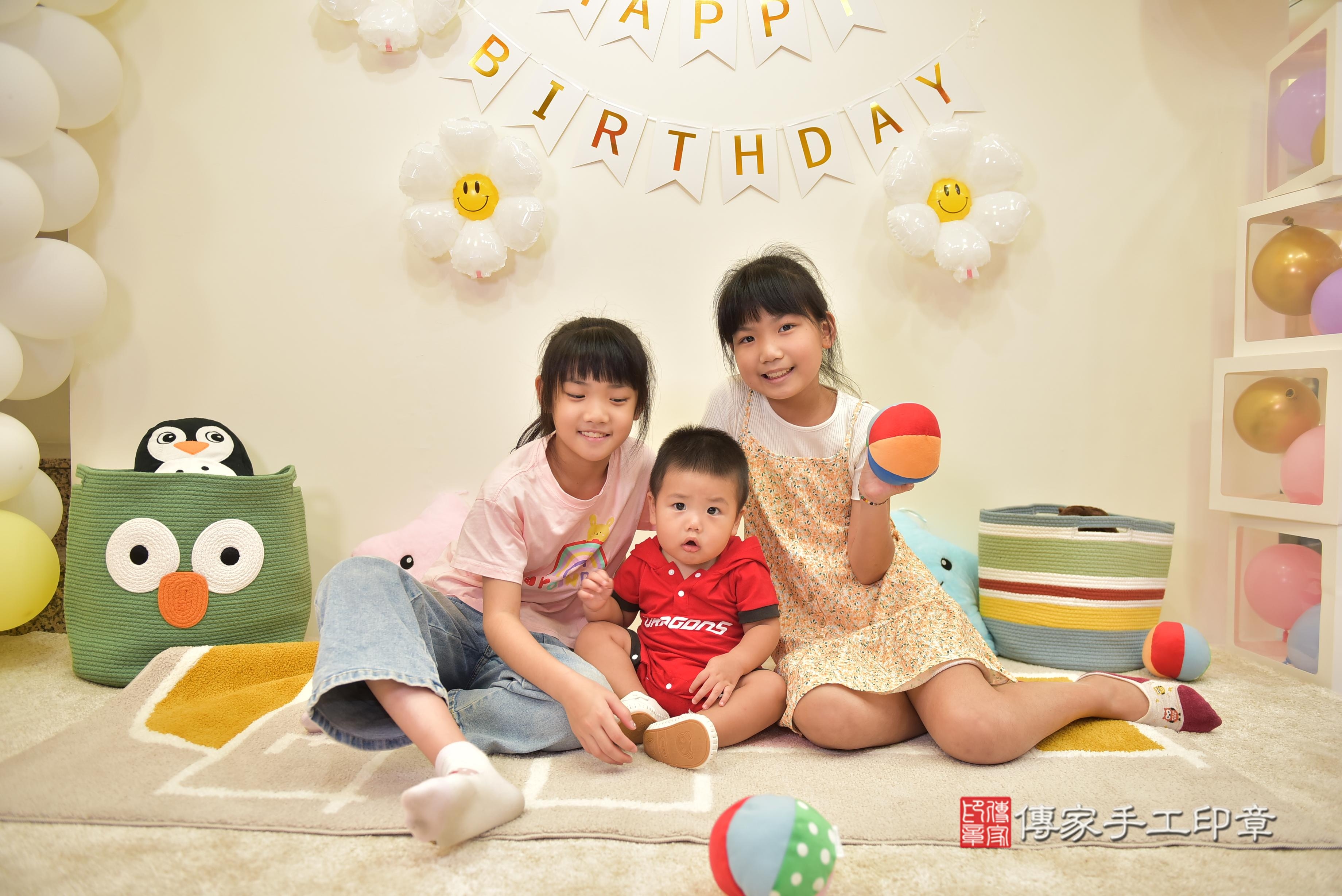傳家手工印章台南店、抓周、度脺、中國風會場、傳家嬰兒古禮、吉祥話、抓周道具物品24種、拍照。抓周證書。寶寶抓周、滿周歲、生日快樂、祝福