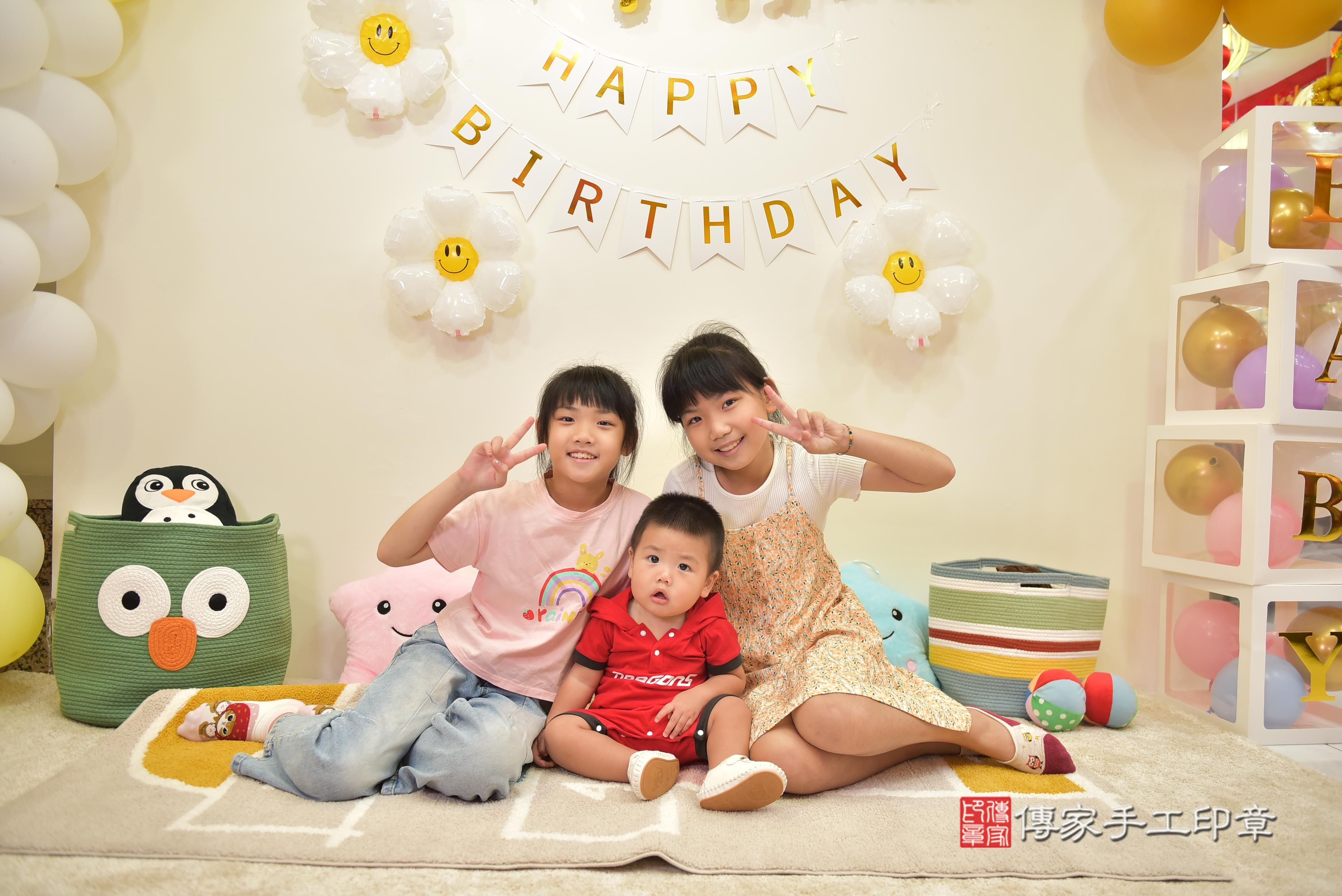 傳家手工印章台南店、抓周、度脺、中國風會場、傳家嬰兒古禮、吉祥話、抓周道具物品24種、拍照。抓周證書。寶寶抓周、滿周歲、生日快樂、祝福