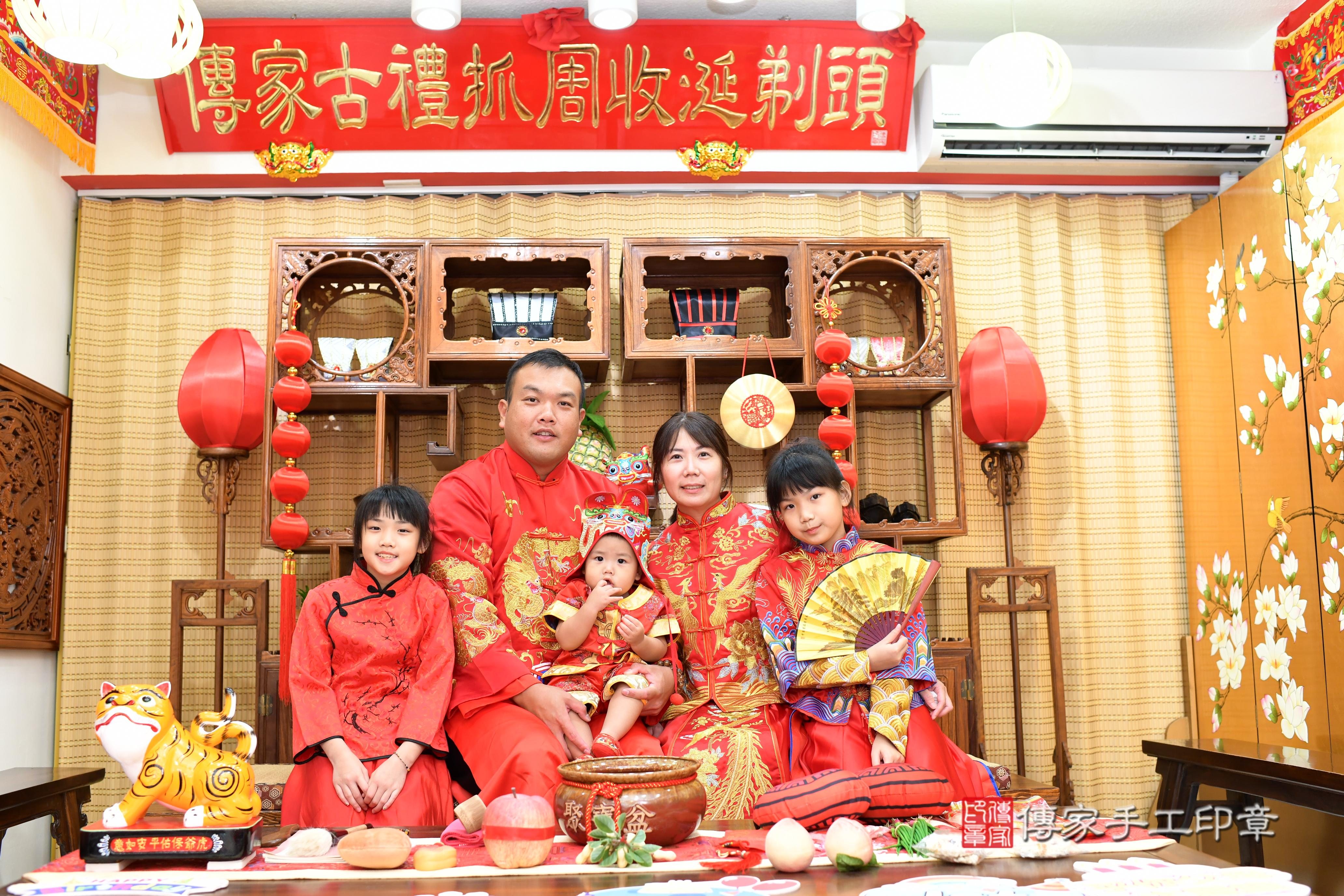 傳家手工印章台南店、抓周、度脺、美式風會場、傳家嬰兒古禮、吉祥話、抓周道具物品24種、拍照。抓周證書。寶寶抓周、滿周歲、生日快樂、祝福