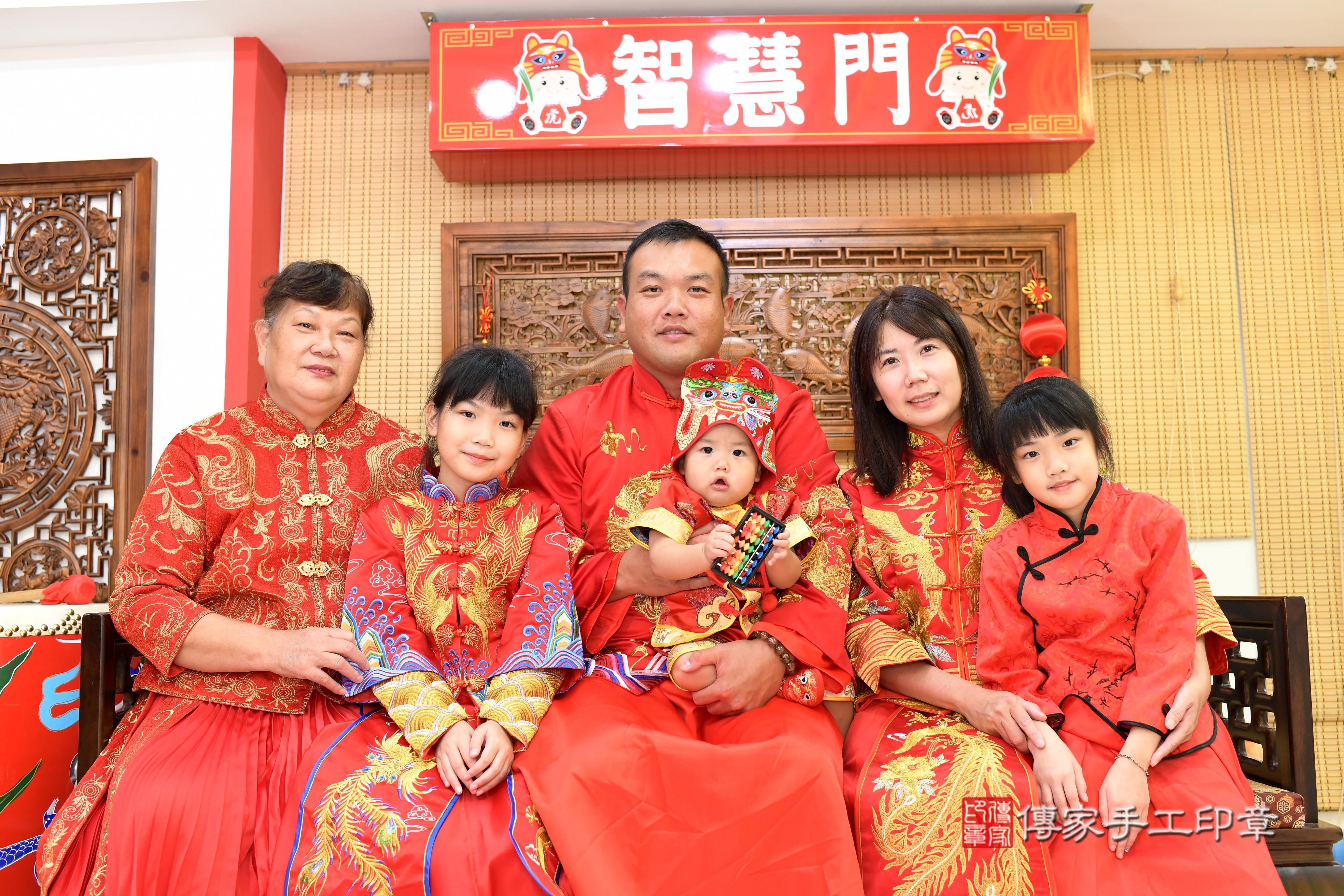 傳家手工印章台南店、抓周、度脺、美式風會場、傳家嬰兒古禮、吉祥話、抓周道具物品24種、拍照。抓周證書。寶寶抓周、滿周歲、生日快樂、祝福