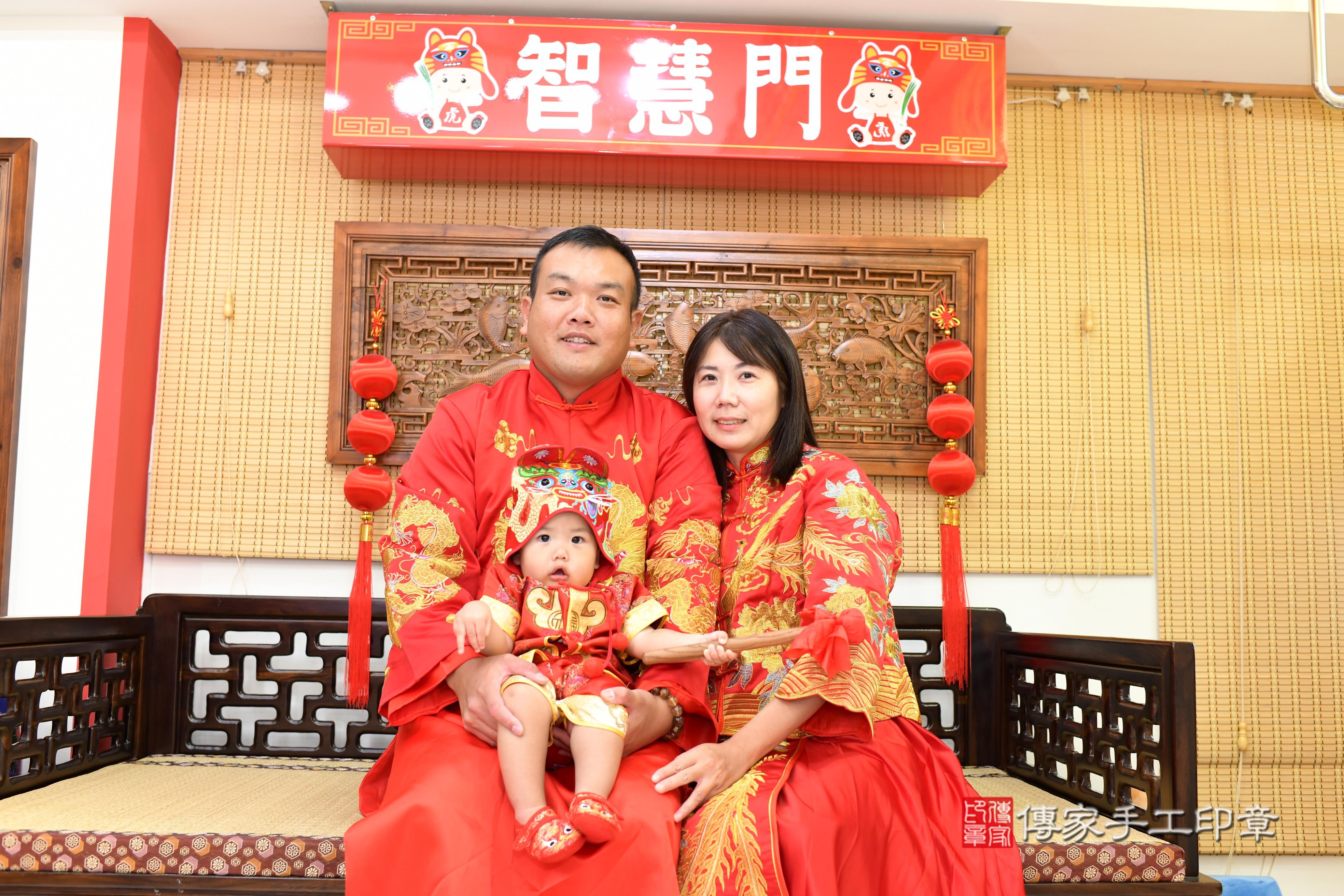 傳家手工印章台南店、抓周、度脺、美式風會場、傳家嬰兒古禮、吉祥話、抓周道具物品24種、拍照。抓周證書。寶寶抓周、滿周歲、生日快樂、祝福