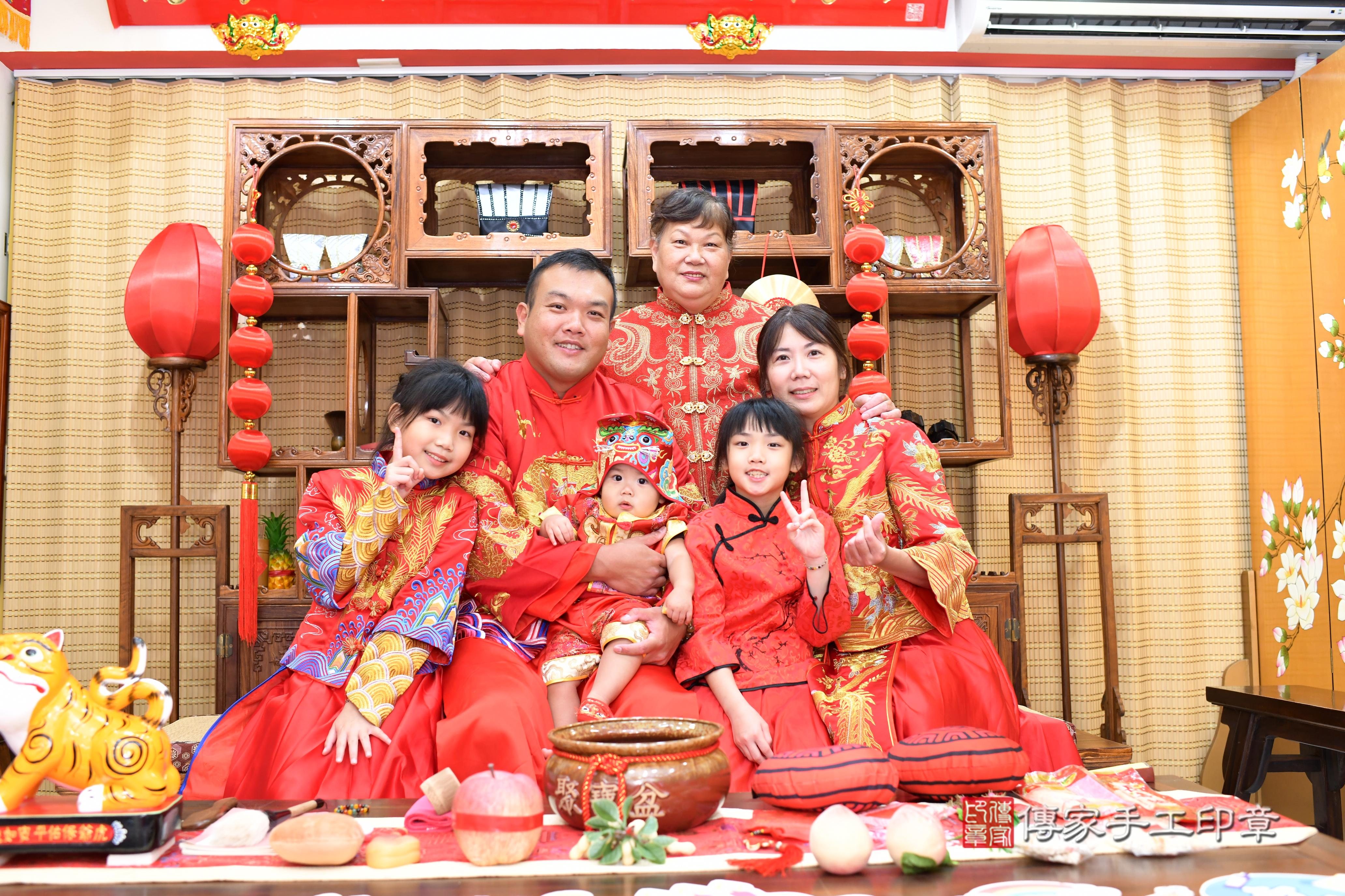 傳家手工印章台南店、抓周、度脺、美式風會場、傳家嬰兒古禮、吉祥話、抓周道具物品24種、拍照。抓周證書。寶寶抓周、滿周歲、生日快樂、祝福