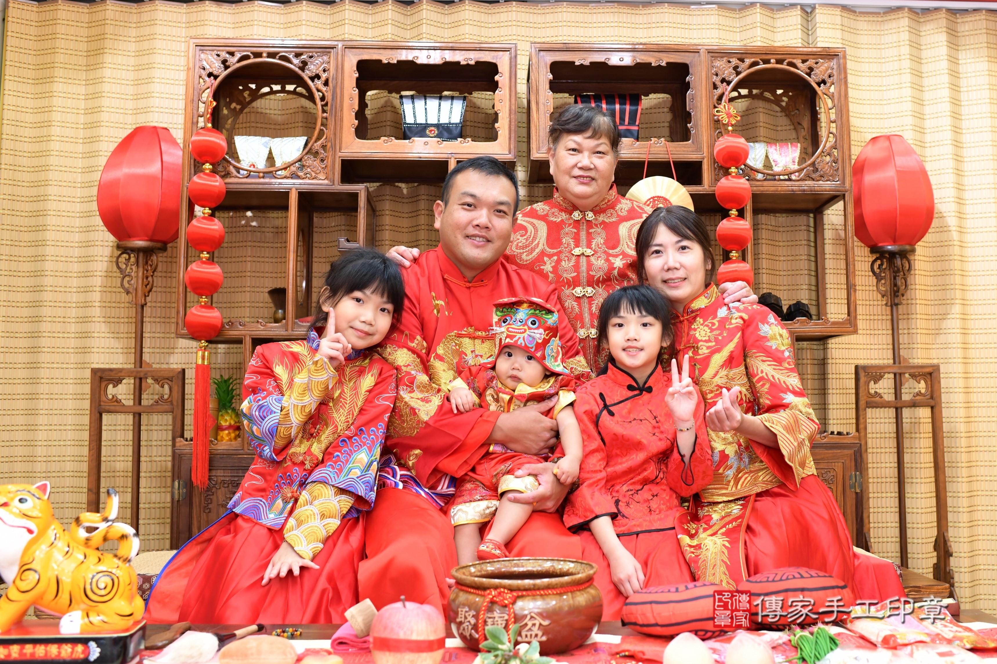 傳家手工印章台南店、抓周、度脺、美式風會場、傳家嬰兒古禮、吉祥話、抓周道具物品24種、拍照。抓周證書。寶寶抓周、滿周歲、生日快樂、祝福