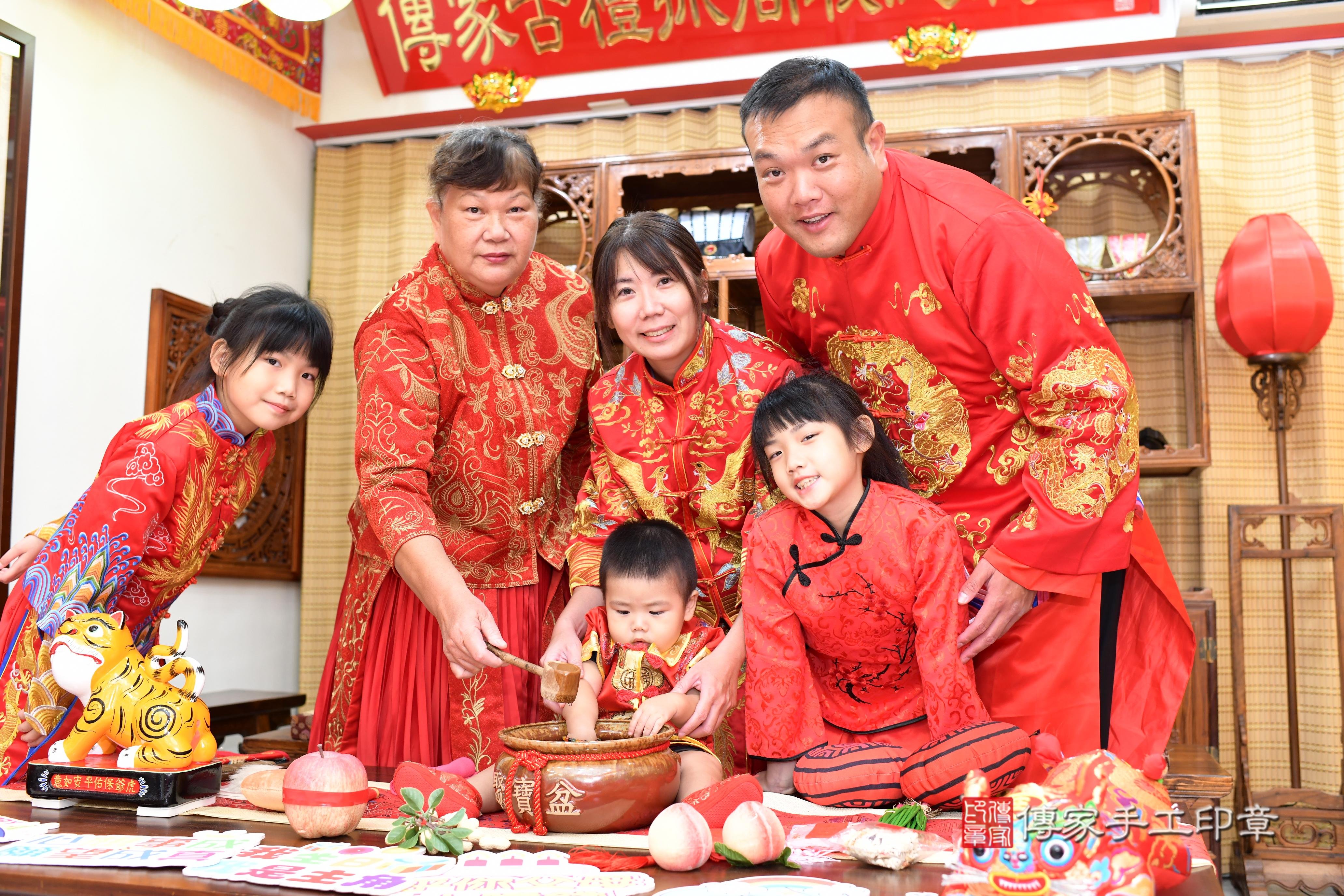 傳家手工印章台南店、抓周、度脺、美式風會場、傳家嬰兒古禮、吉祥話、抓周道具物品24種、拍照。抓周證書。寶寶抓周、滿周歲、生日快樂、祝福