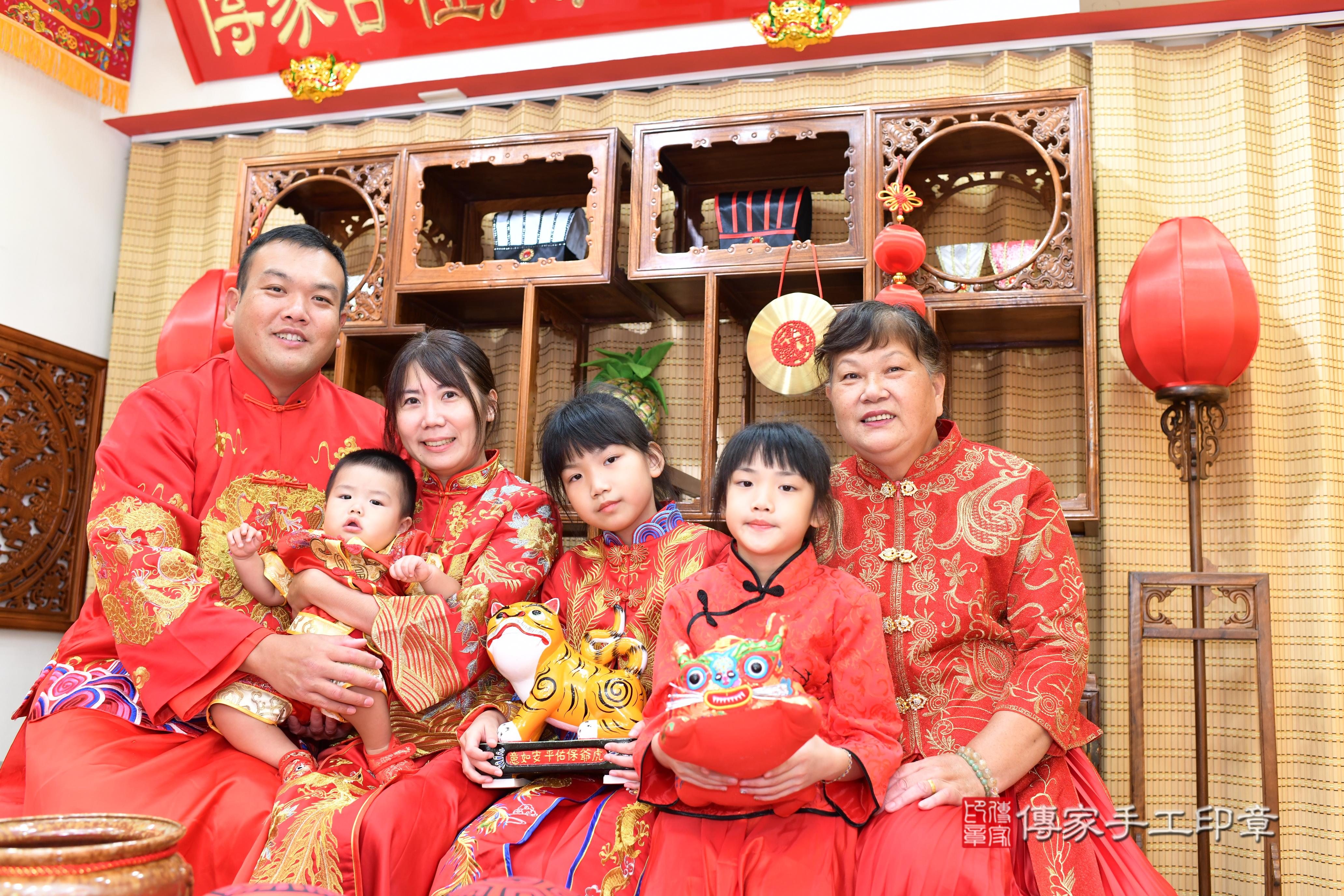 傳家手工印章台南店、抓周、度脺、美式風會場、傳家嬰兒古禮、吉祥話、抓周道具物品24種、拍照。抓周證書。寶寶抓周、滿周歲、生日快樂、祝福