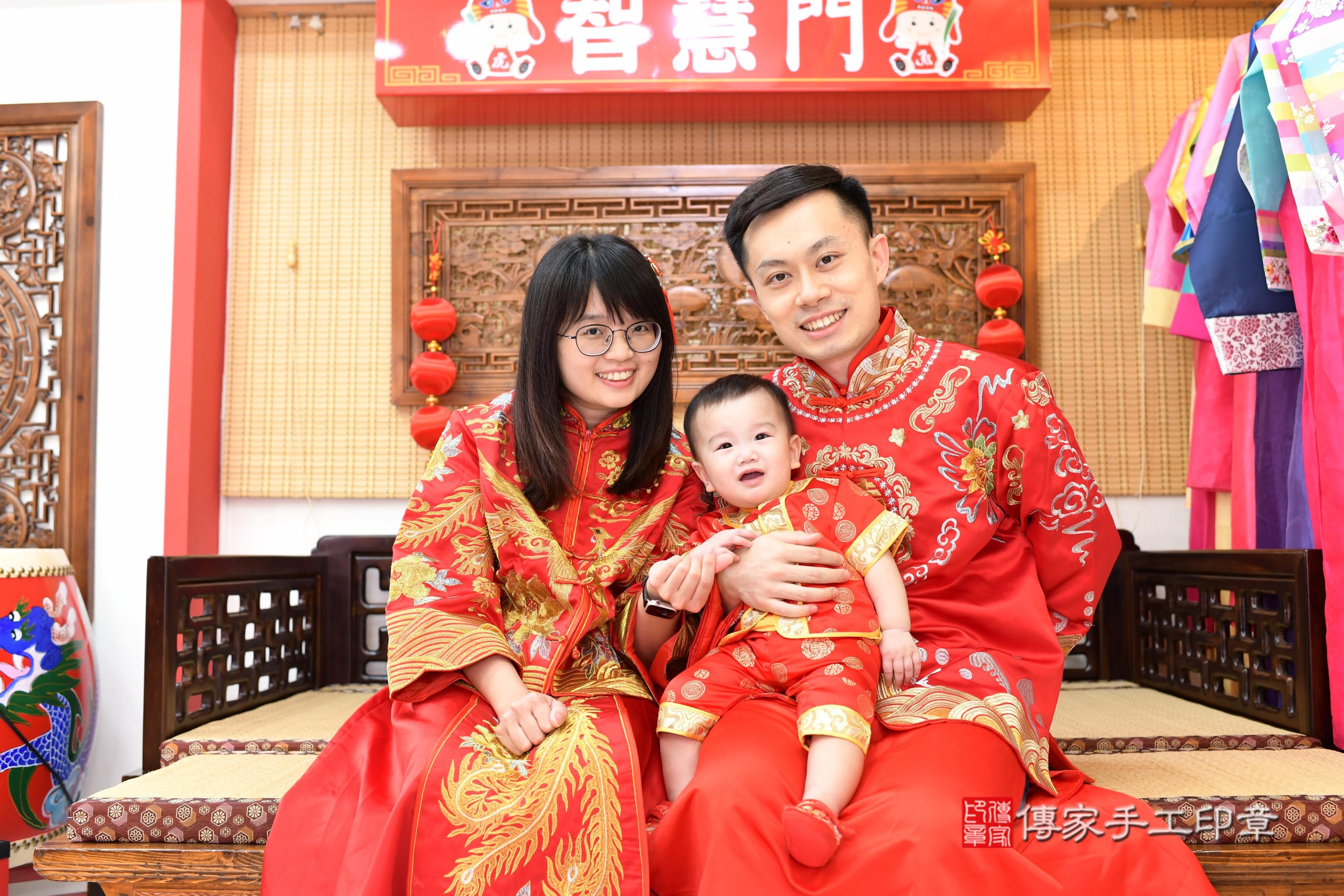 傳家手工印章台南店、抓周、度脺、美式風會場、傳家嬰兒古禮、吉祥話、抓周道具物品24種、拍照。抓周證書。寶寶抓周、滿周歲、生日快樂、祝福