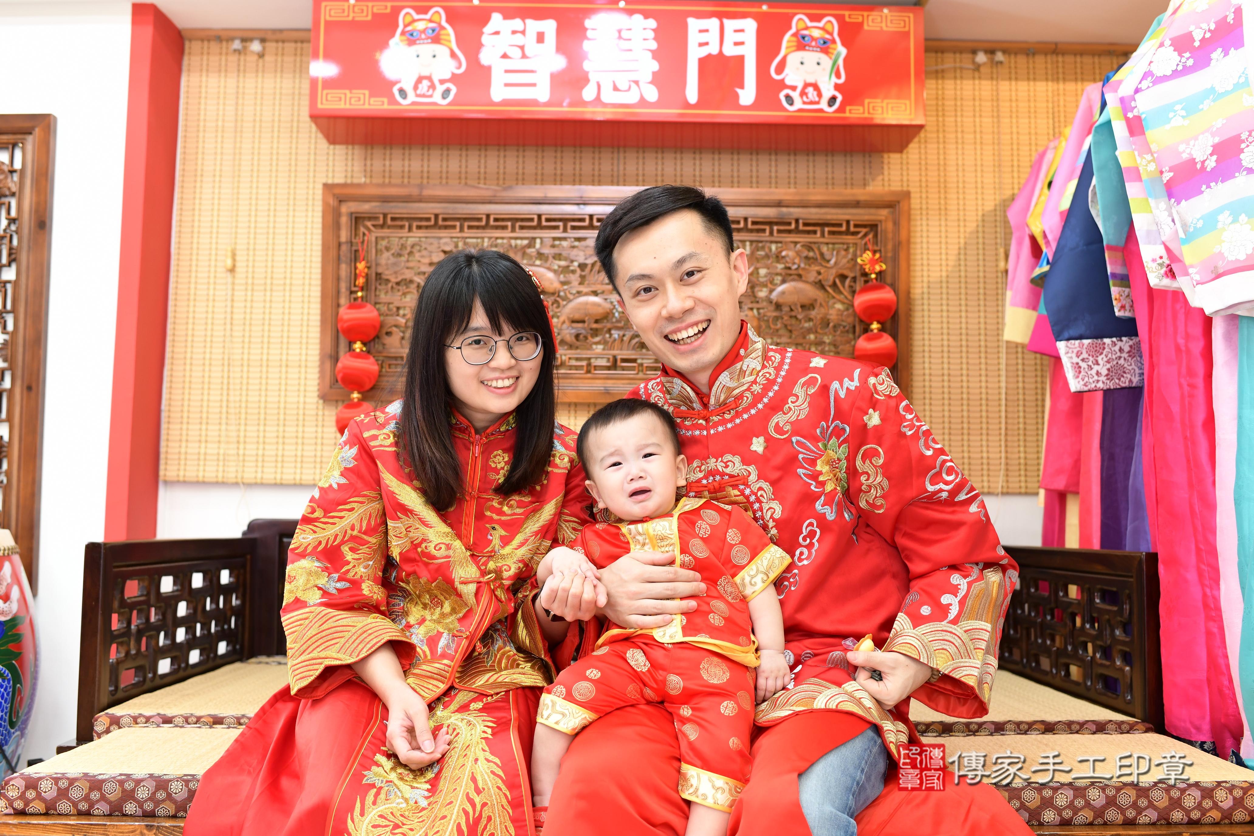 傳家手工印章台南店、抓周、度脺、美式風會場、傳家嬰兒古禮、吉祥話、抓周道具物品24種、拍照。抓周證書。寶寶抓周、滿周歲、生日快樂、祝福