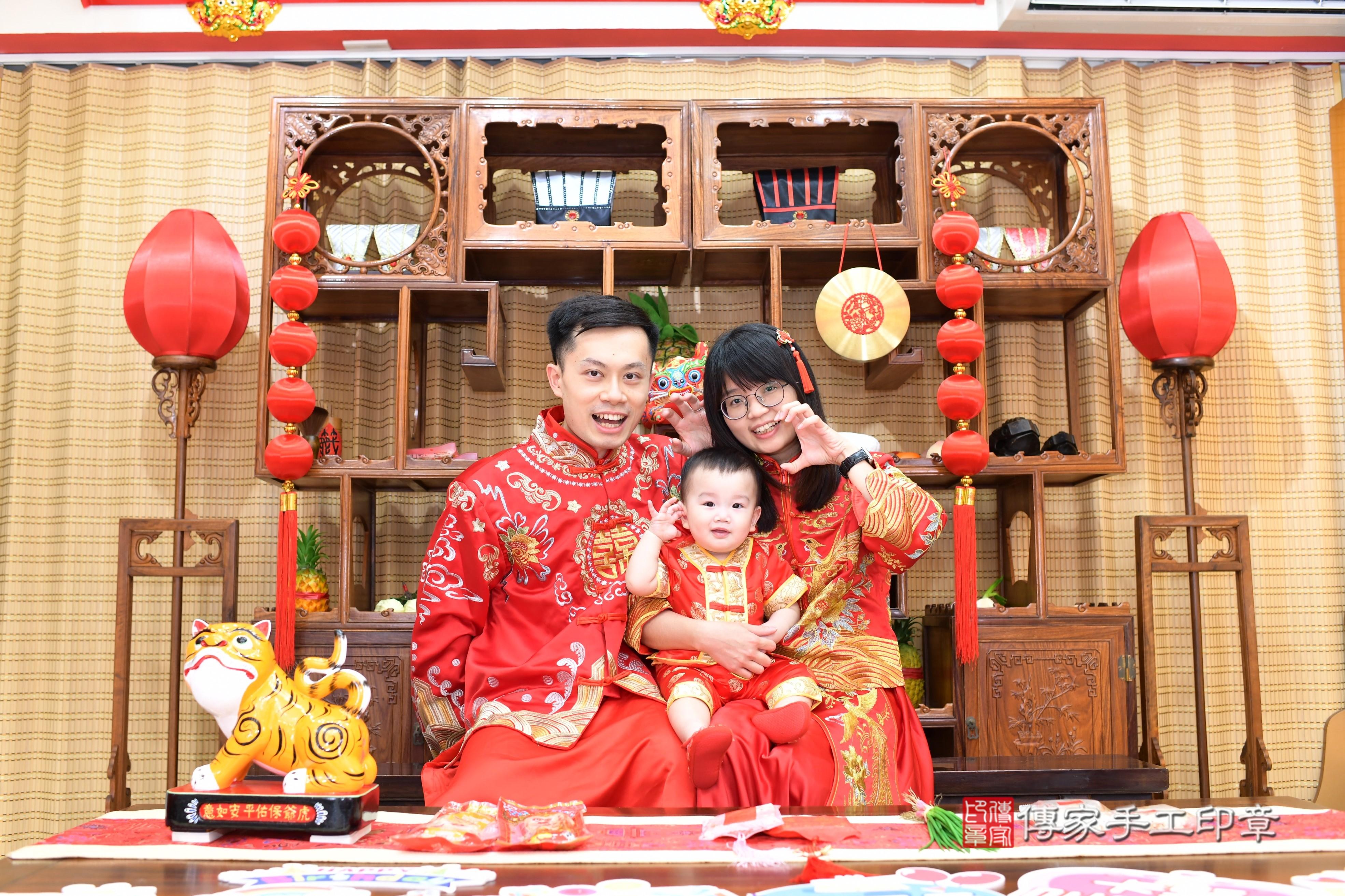 傳家手工印章台南店、抓周、度脺、美式風會場、傳家嬰兒古禮、吉祥話、抓周道具物品24種、拍照。抓周證書。寶寶抓周、滿周歲、生日快樂、祝福