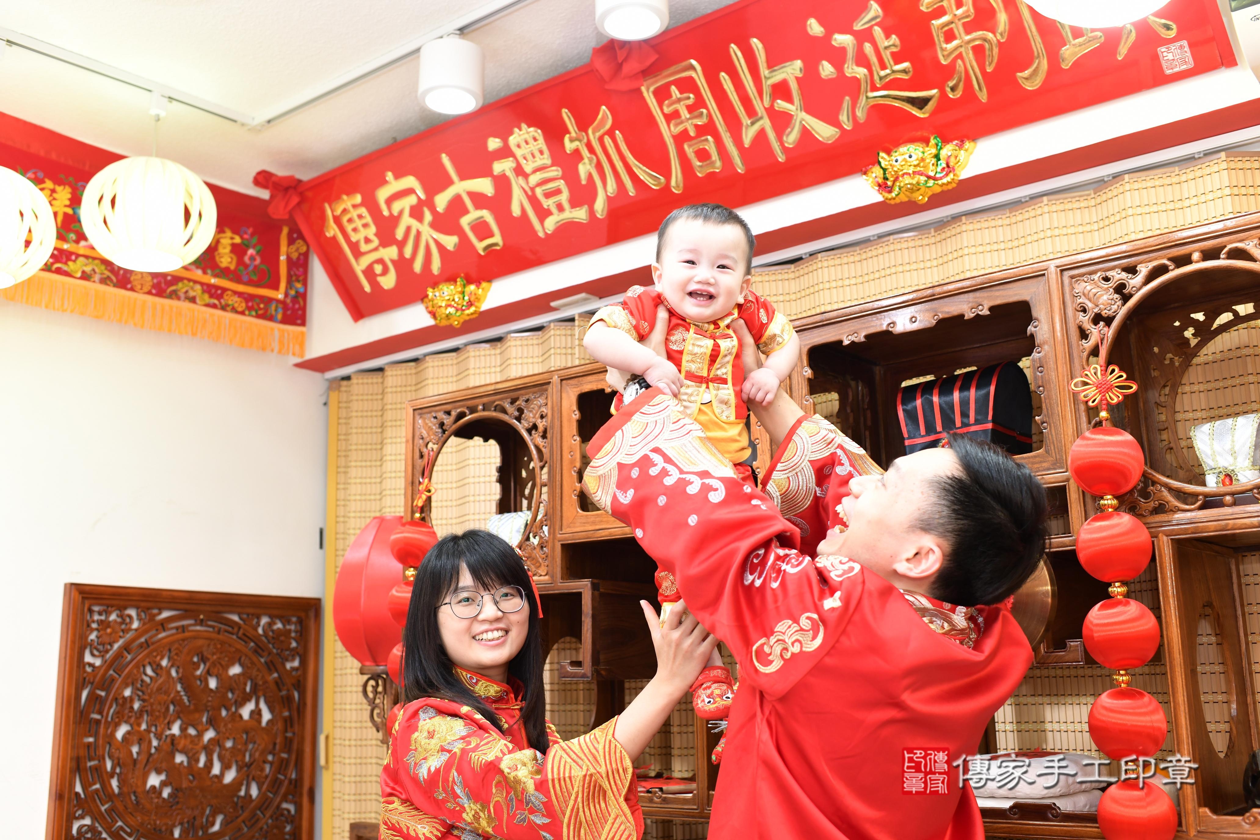 傳家手工印章台南店、抓周、度脺、美式風會場、傳家嬰兒古禮、吉祥話、抓周道具物品24種、拍照。抓周證書。寶寶抓周、滿周歲、生日快樂、祝福