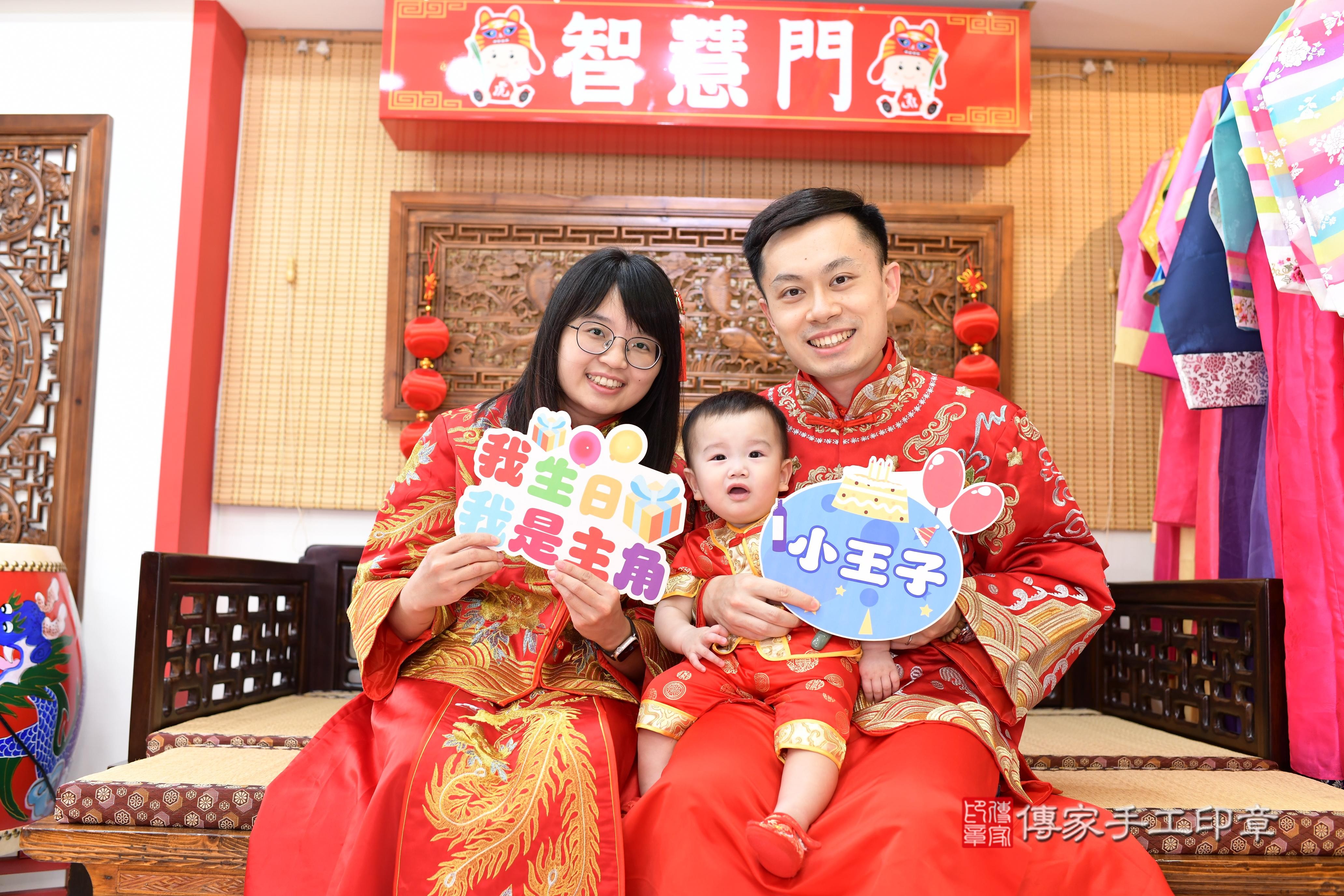 傳家手工印章台南店、抓周、度脺、美式風會場、傳家嬰兒古禮、吉祥話、抓周道具物品24種、拍照。抓周證書。寶寶抓周、滿周歲、生日快樂、祝福
