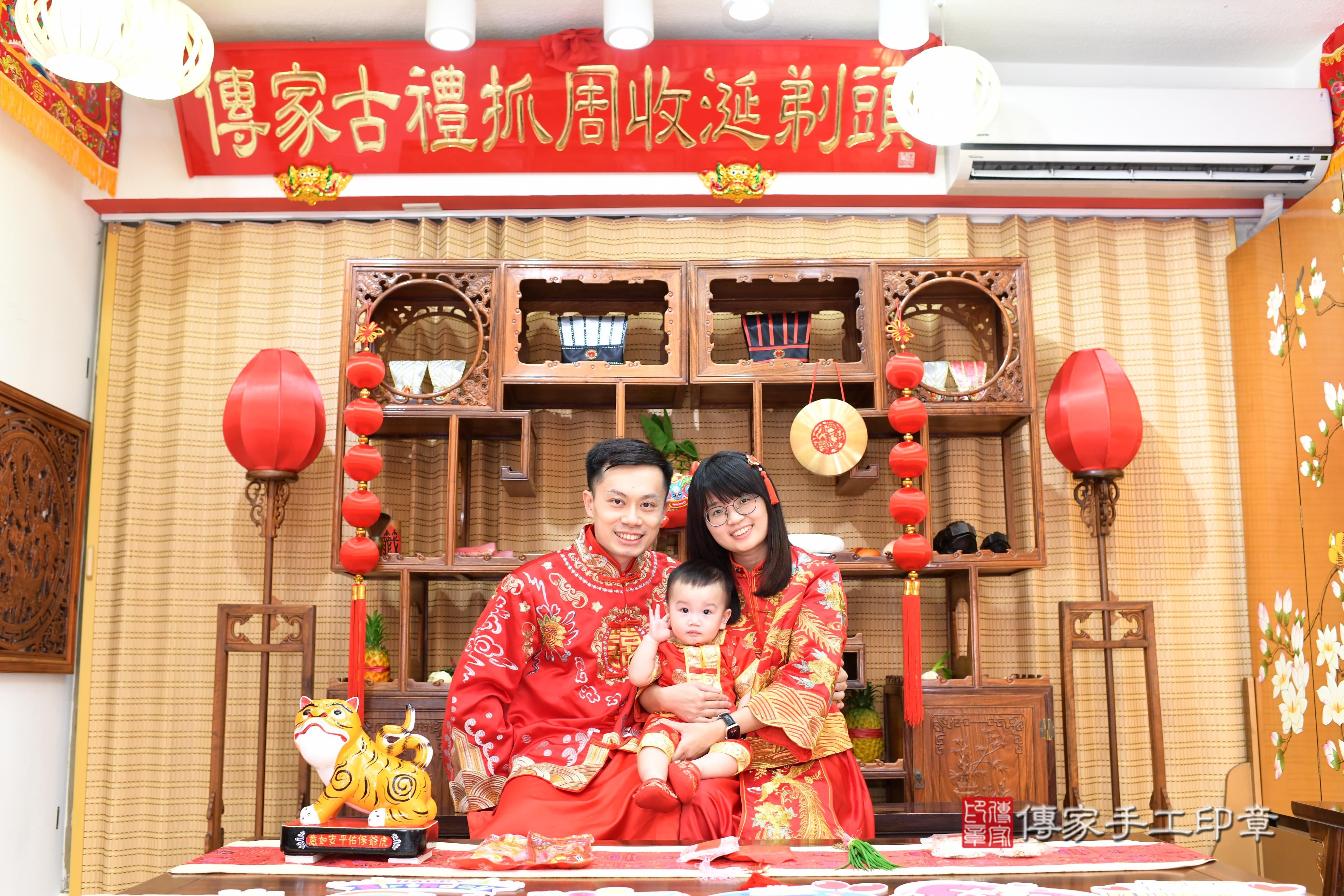 傳家手工印章台南店、抓周、度脺、美式風會場、傳家嬰兒古禮、吉祥話、抓周道具物品24種、拍照。抓周證書。寶寶抓周、滿周歲、生日快樂、祝福