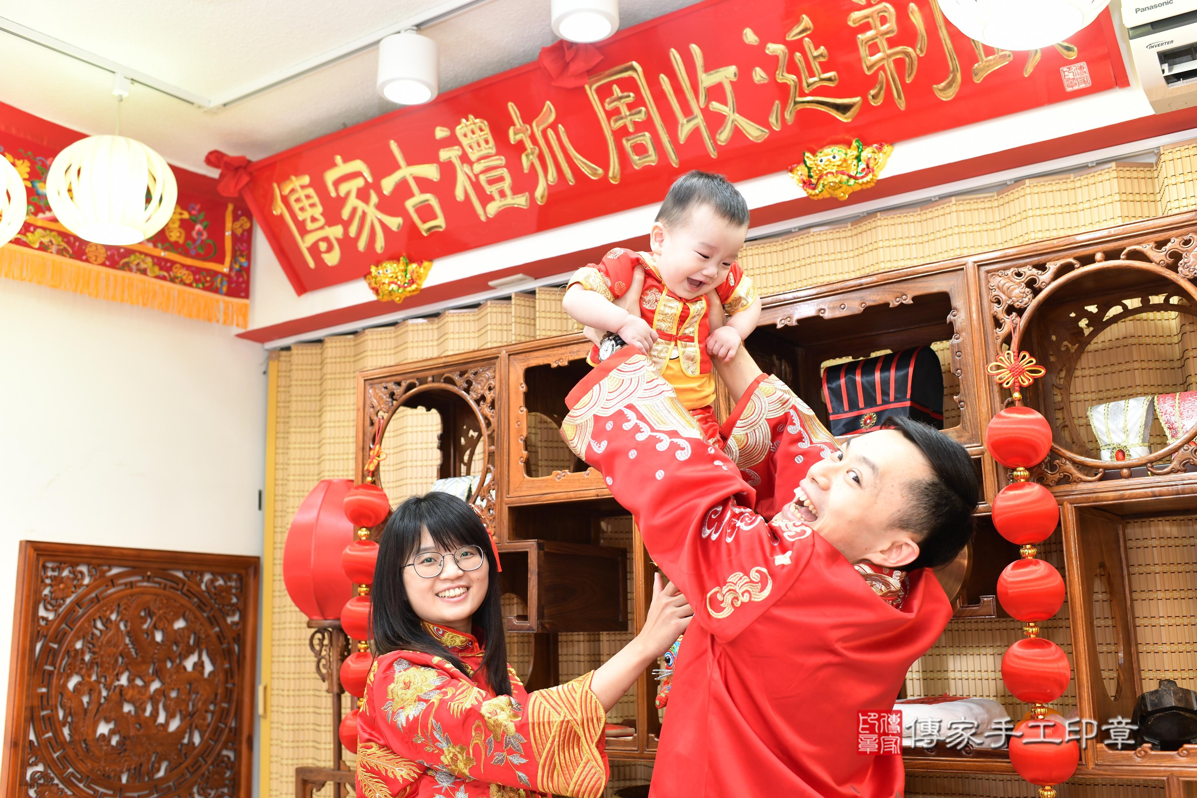 傳家手工印章台南店、抓周、度脺、美式風會場、傳家嬰兒古禮、吉祥話、抓周道具物品24種、拍照。抓周證書。寶寶抓周、滿周歲、生日快樂、祝福