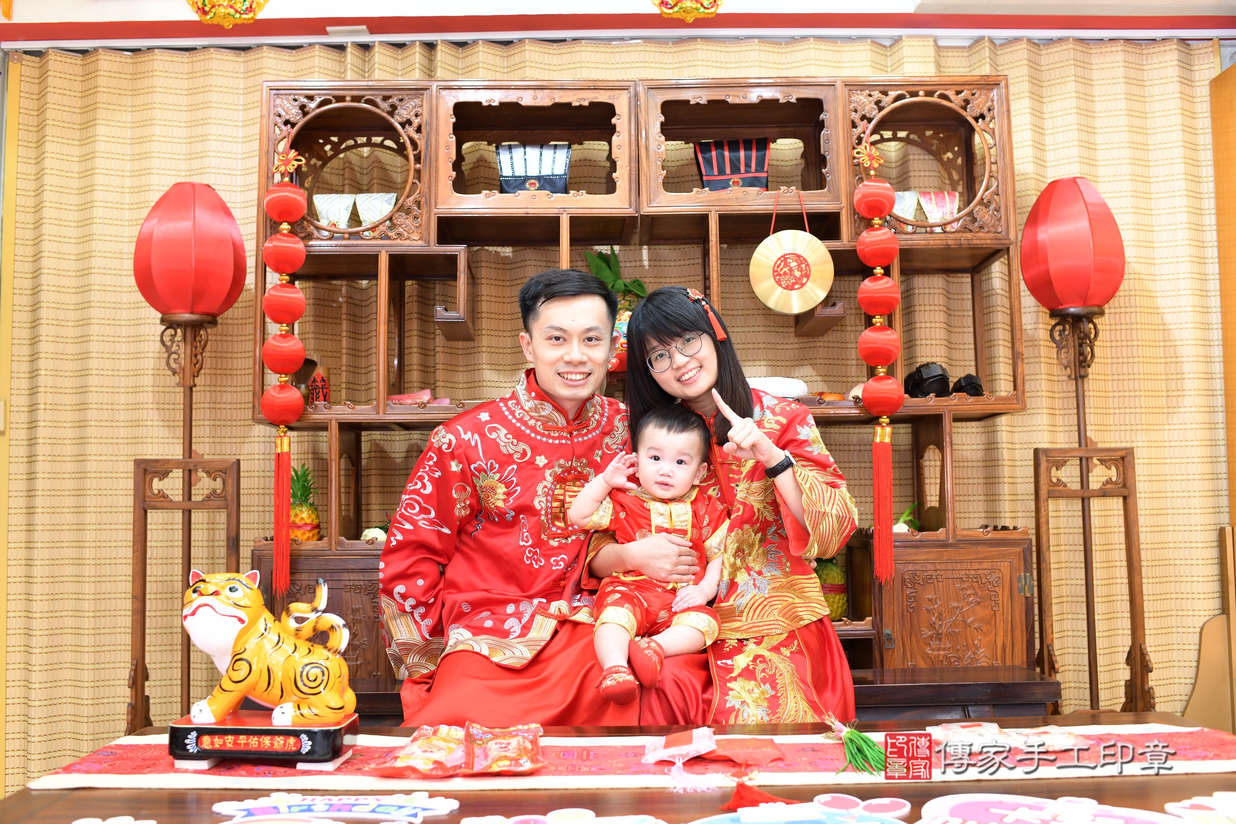 傳家手工印章台南店、抓周、度脺、美式風會場、傳家嬰兒古禮、吉祥話、抓周道具物品24種、拍照。抓周證書。寶寶抓周、滿周歲、生日快樂、祝福