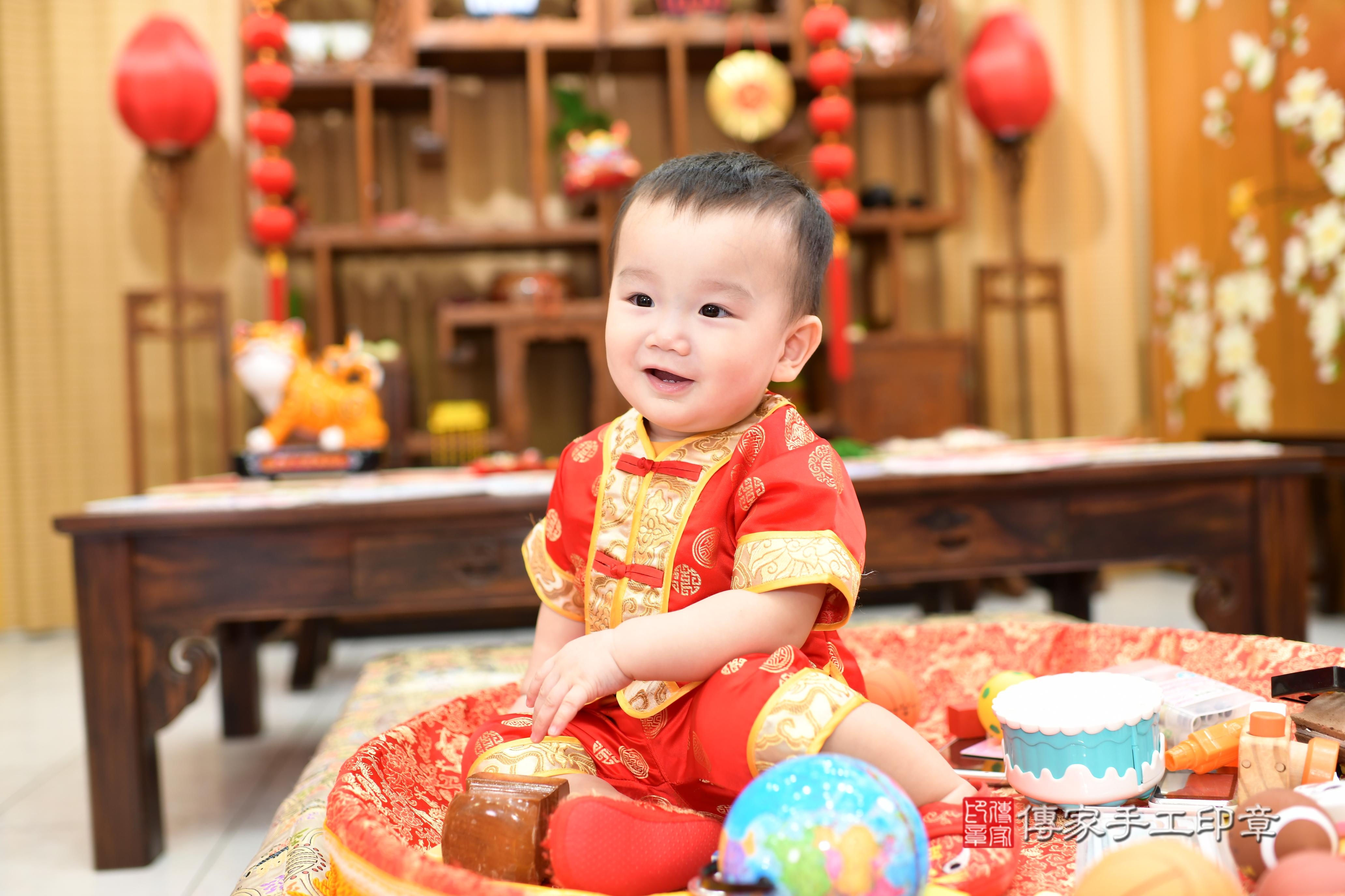 傳家手工印章台南店、抓周、度脺、美式風會場、傳家嬰兒古禮、吉祥話、抓周道具物品24種、拍照。抓周證書。寶寶抓周、滿周歲、生日快樂、祝福