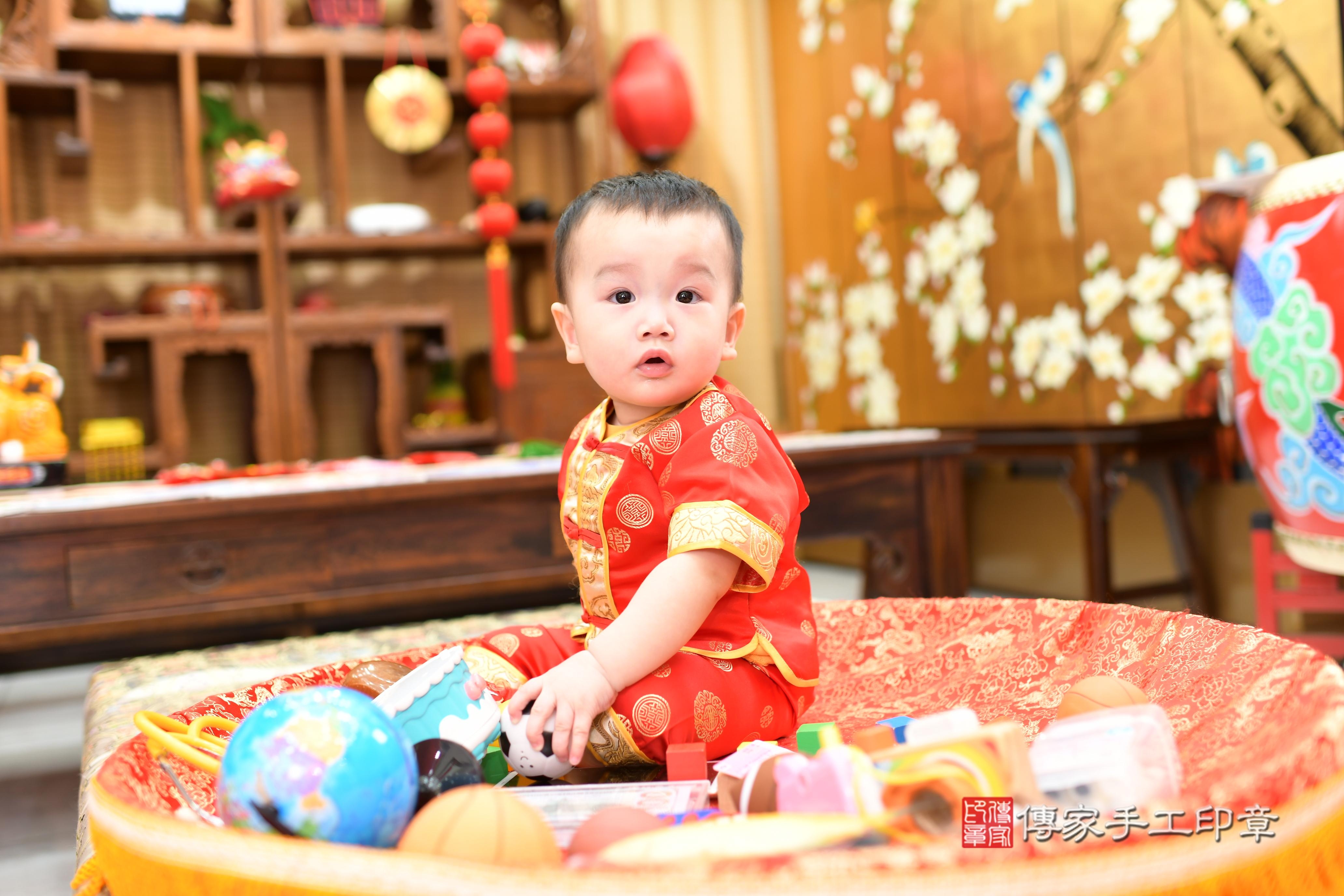 傳家手工印章台南店、抓周、度脺、美式風會場、傳家嬰兒古禮、吉祥話、抓周道具物品24種、拍照。抓周證書。寶寶抓周、滿周歲、生日快樂、祝福