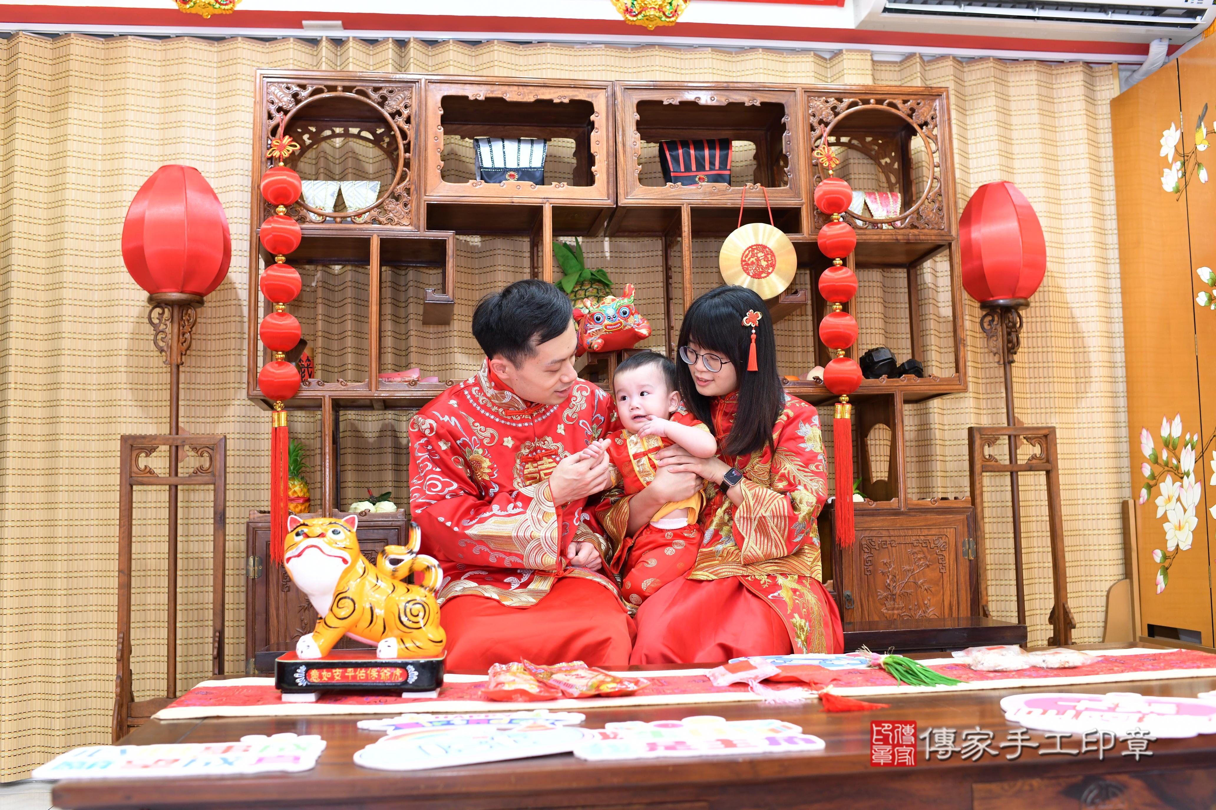 傳家手工印章台南店、抓周、度脺、美式風會場、傳家嬰兒古禮、吉祥話、抓周道具物品24種、拍照。抓周證書。寶寶抓周、滿周歲、生日快樂、祝福