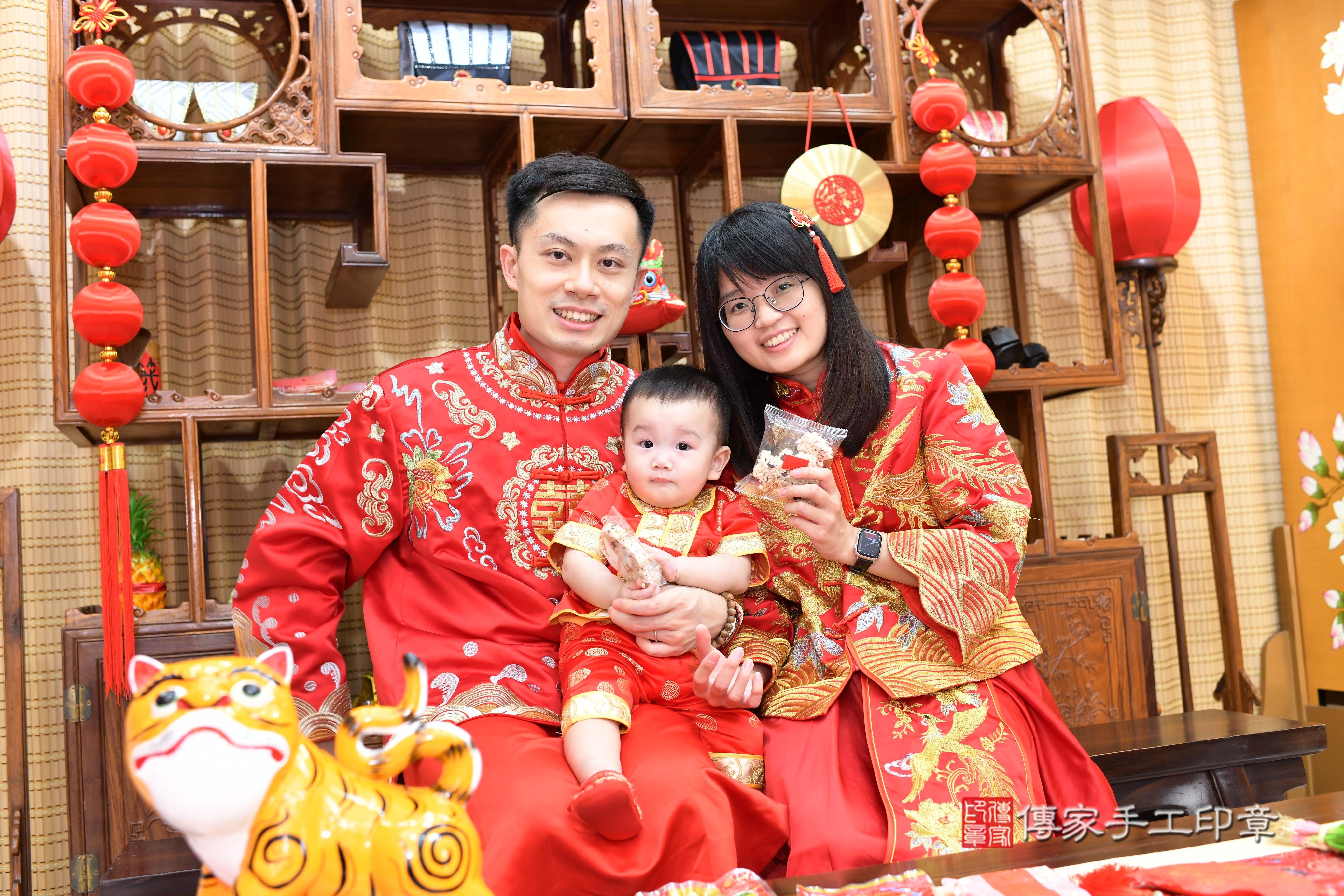 傳家手工印章台南店、抓周、度脺、美式風會場、傳家嬰兒古禮、吉祥話、抓周道具物品24種、拍照。抓周證書。寶寶抓周、滿周歲、生日快樂、祝福