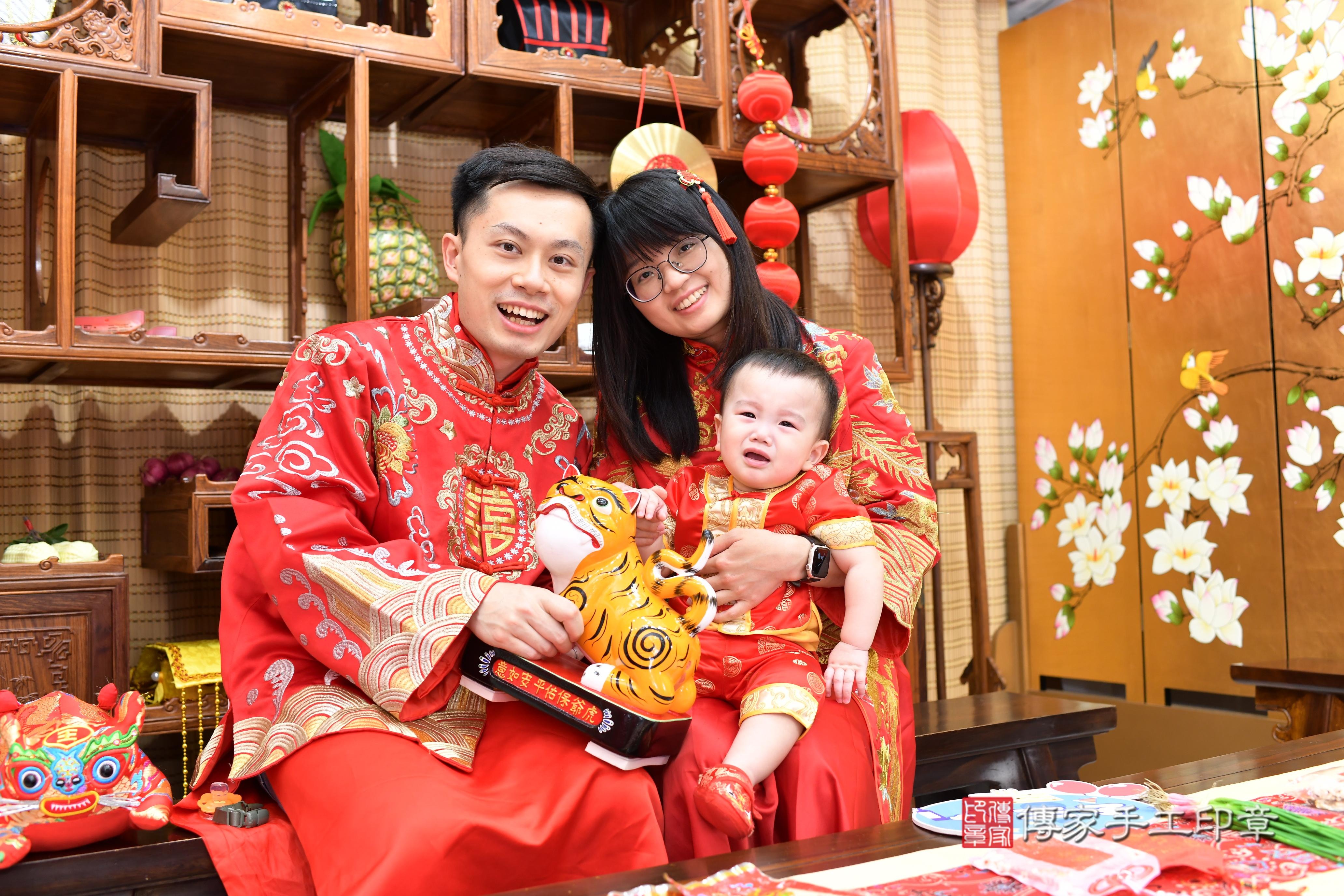 傳家手工印章台南店、抓周、度脺、美式風會場、傳家嬰兒古禮、吉祥話、抓周道具物品24種、拍照。抓周證書。寶寶抓周、滿周歲、生日快樂、祝福