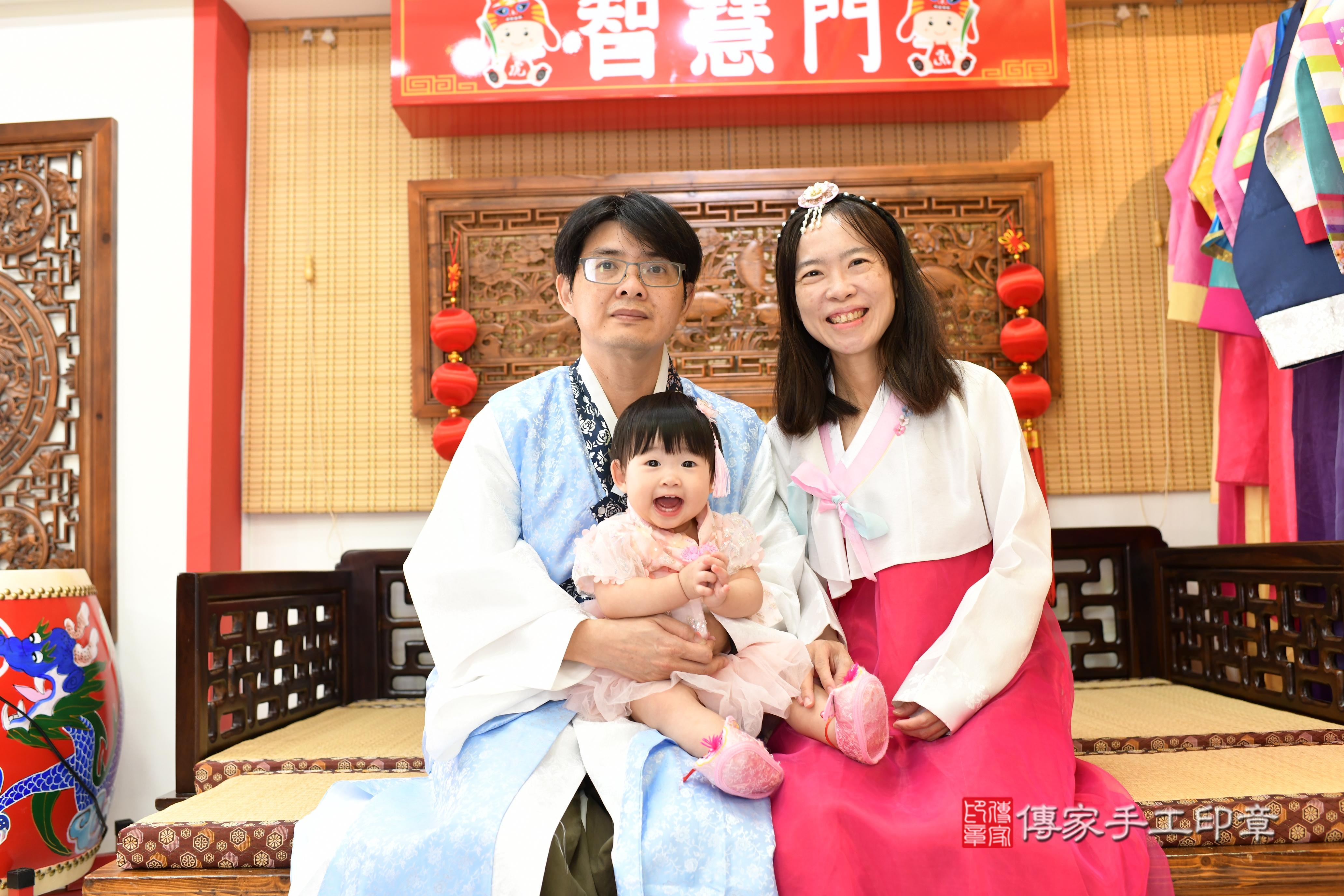 傳家手工印章台南店、抓周、度脺、美式風會場、傳家嬰兒古禮、吉祥話、抓周道具物品24種、拍照。抓周證書。寶寶抓周、滿周歲、生日快樂、祝福