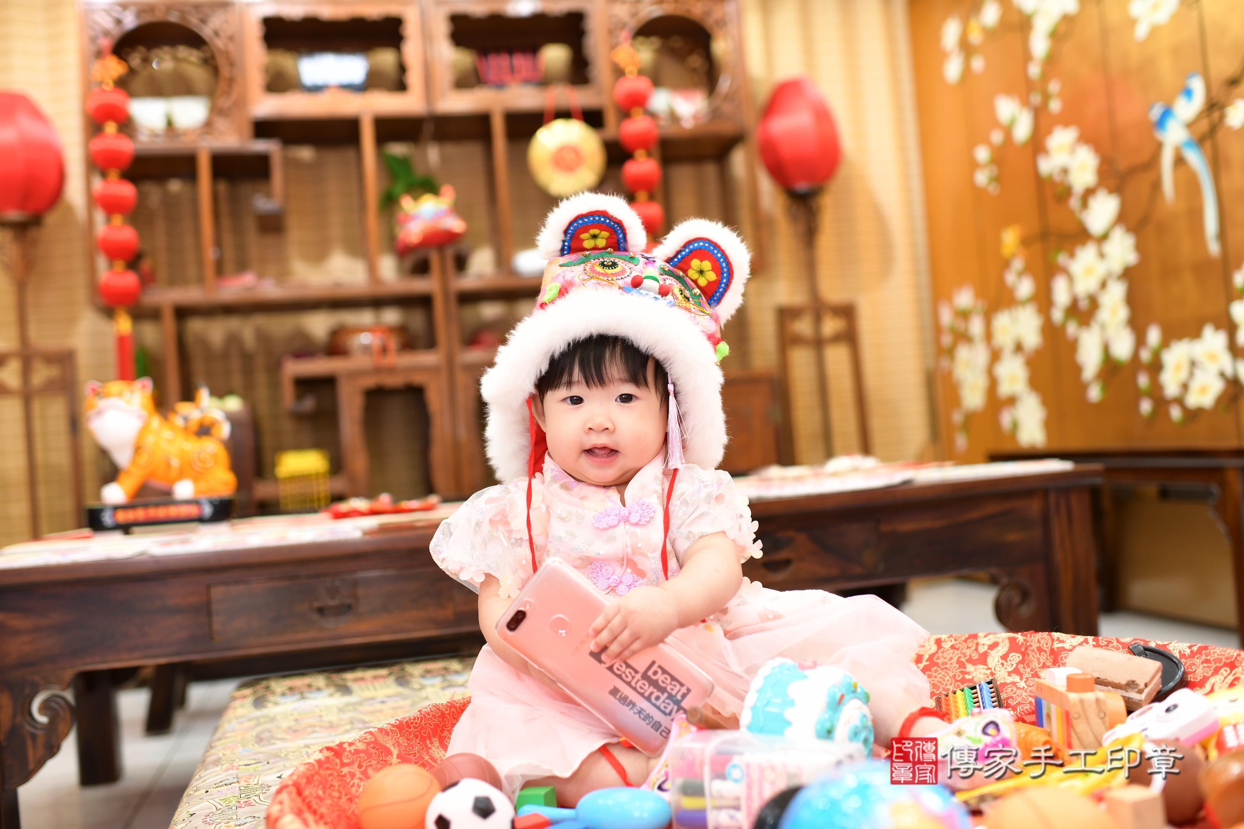 傳家手工印章台南店、抓周、度脺、美式風會場、傳家嬰兒古禮、吉祥話、抓周道具物品24種、拍照。抓周證書。寶寶抓周、滿周歲、生日快樂、祝福