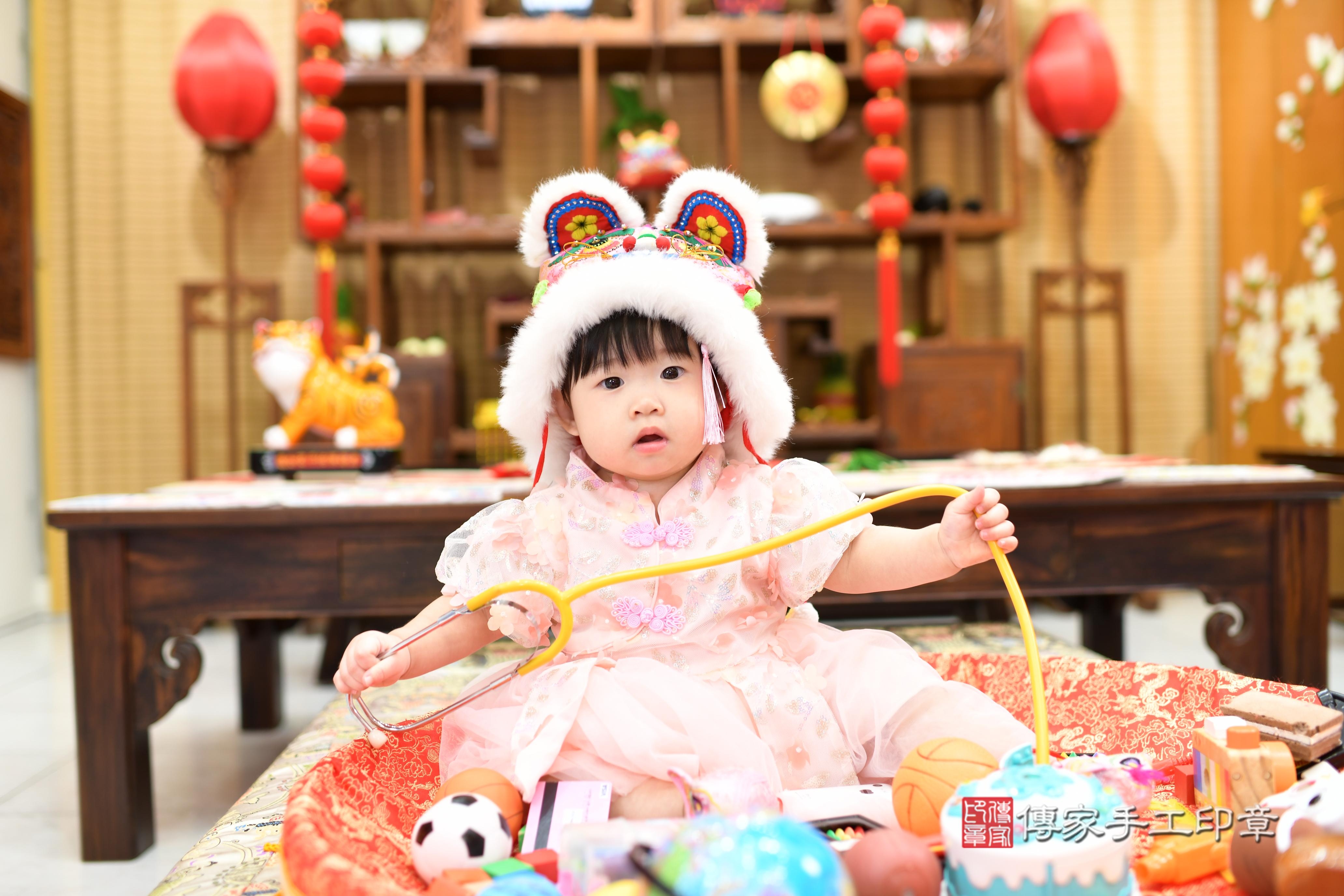 傳家手工印章台南店、抓周、度脺、美式風會場、傳家嬰兒古禮、吉祥話、抓周道具物品24種、拍照。抓周證書。寶寶抓周、滿周歲、生日快樂、祝福