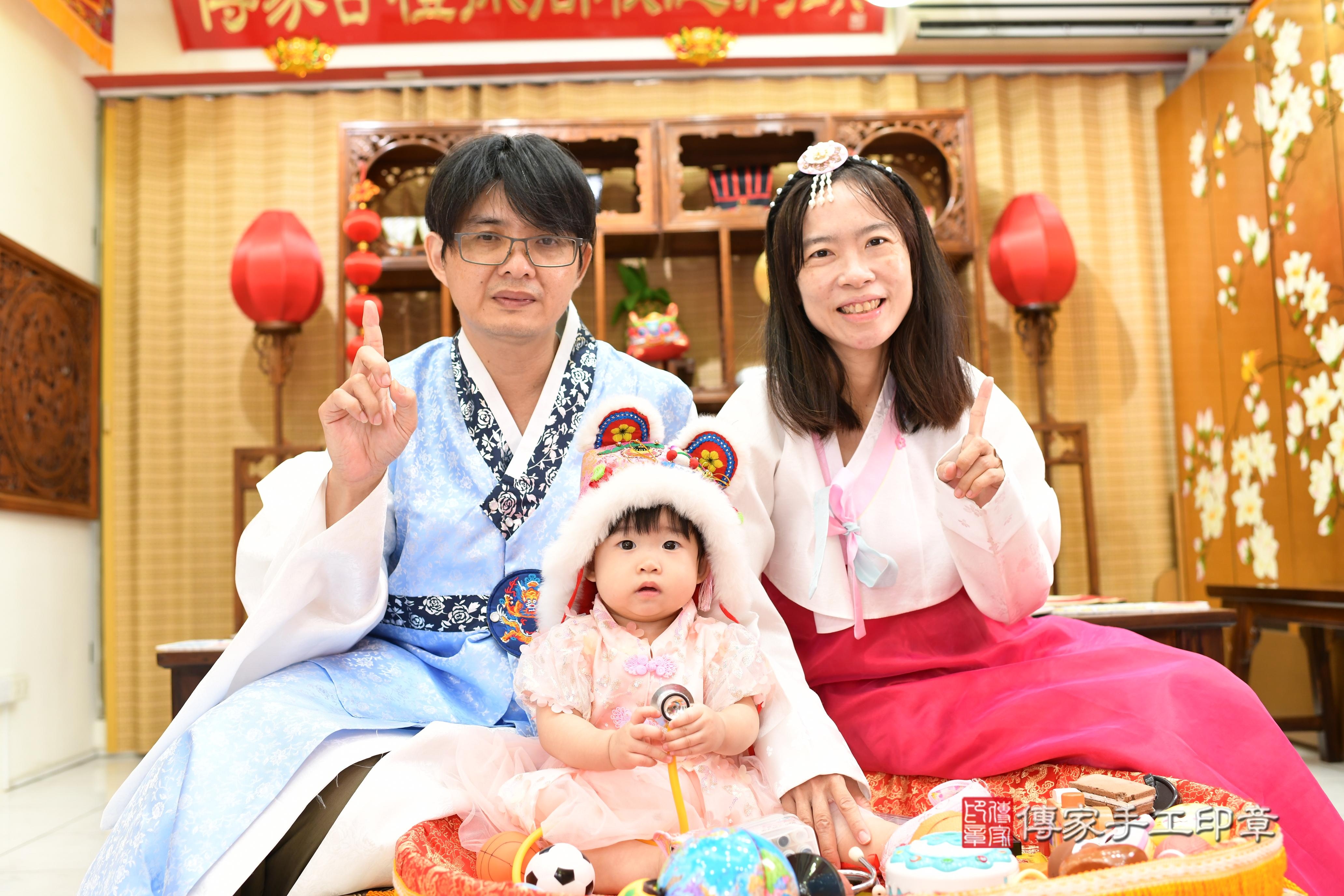 傳家手工印章台南店、抓周、度脺、美式風會場、傳家嬰兒古禮、吉祥話、抓周道具物品24種、拍照。抓周證書。寶寶抓周、滿周歲、生日快樂、祝福