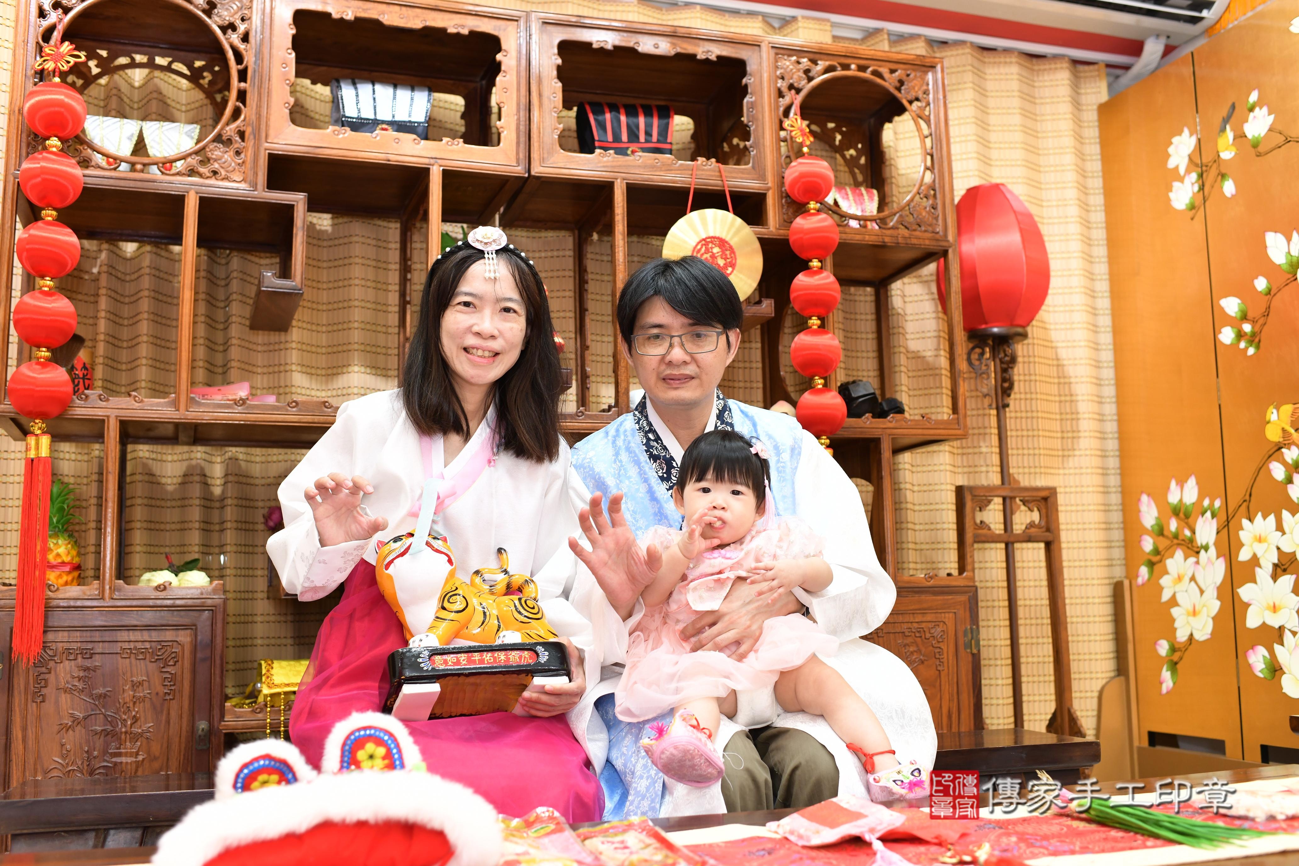 傳家手工印章台南店、抓周、度脺、美式風會場、傳家嬰兒古禮、吉祥話、抓周道具物品24種、拍照。抓周證書。寶寶抓周、滿周歲、生日快樂、祝福
