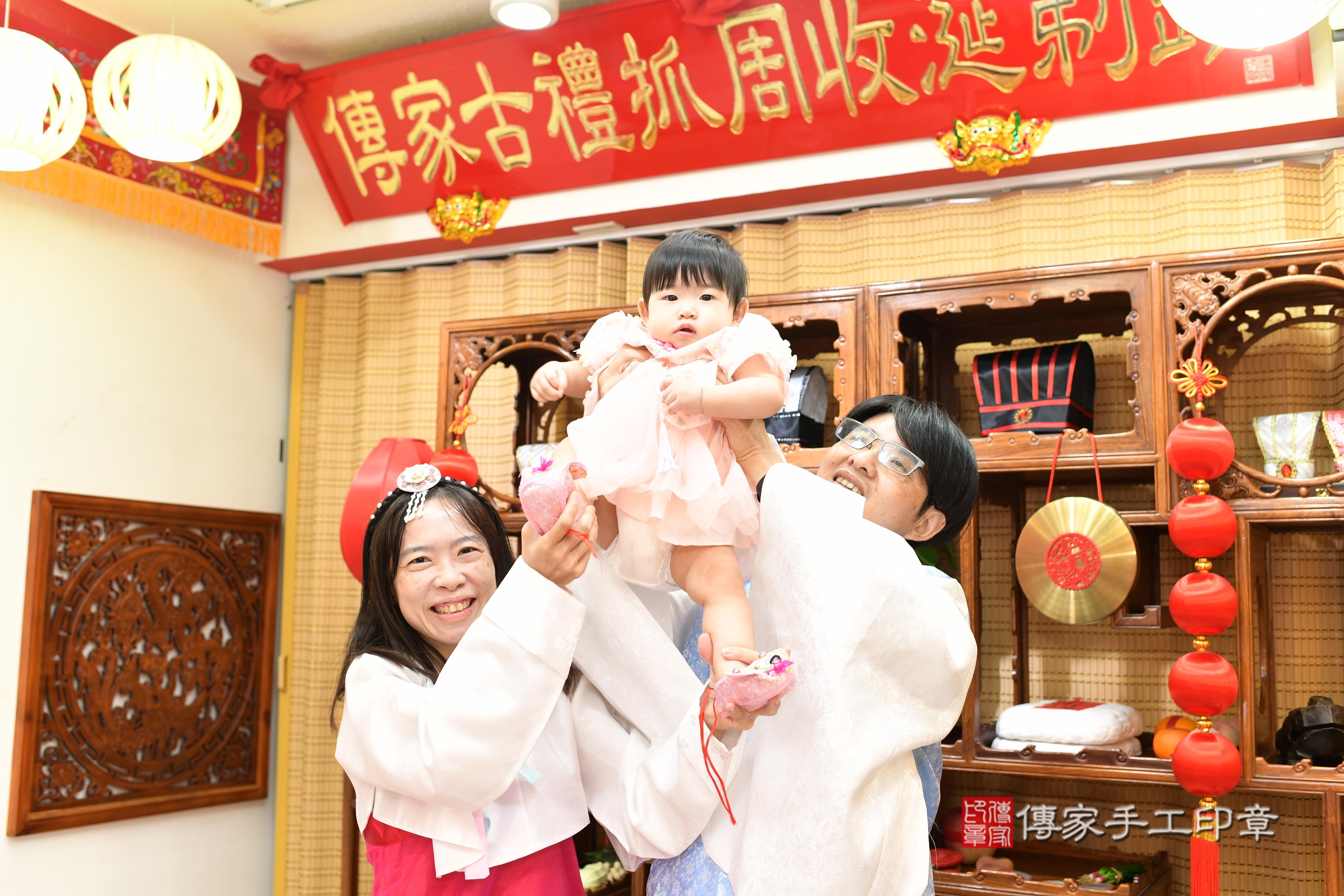 傳家手工印章台南店、抓周、度脺、美式風會場、傳家嬰兒古禮、吉祥話、抓周道具物品24種、拍照。抓周證書。寶寶抓周、滿周歲、生日快樂、祝福