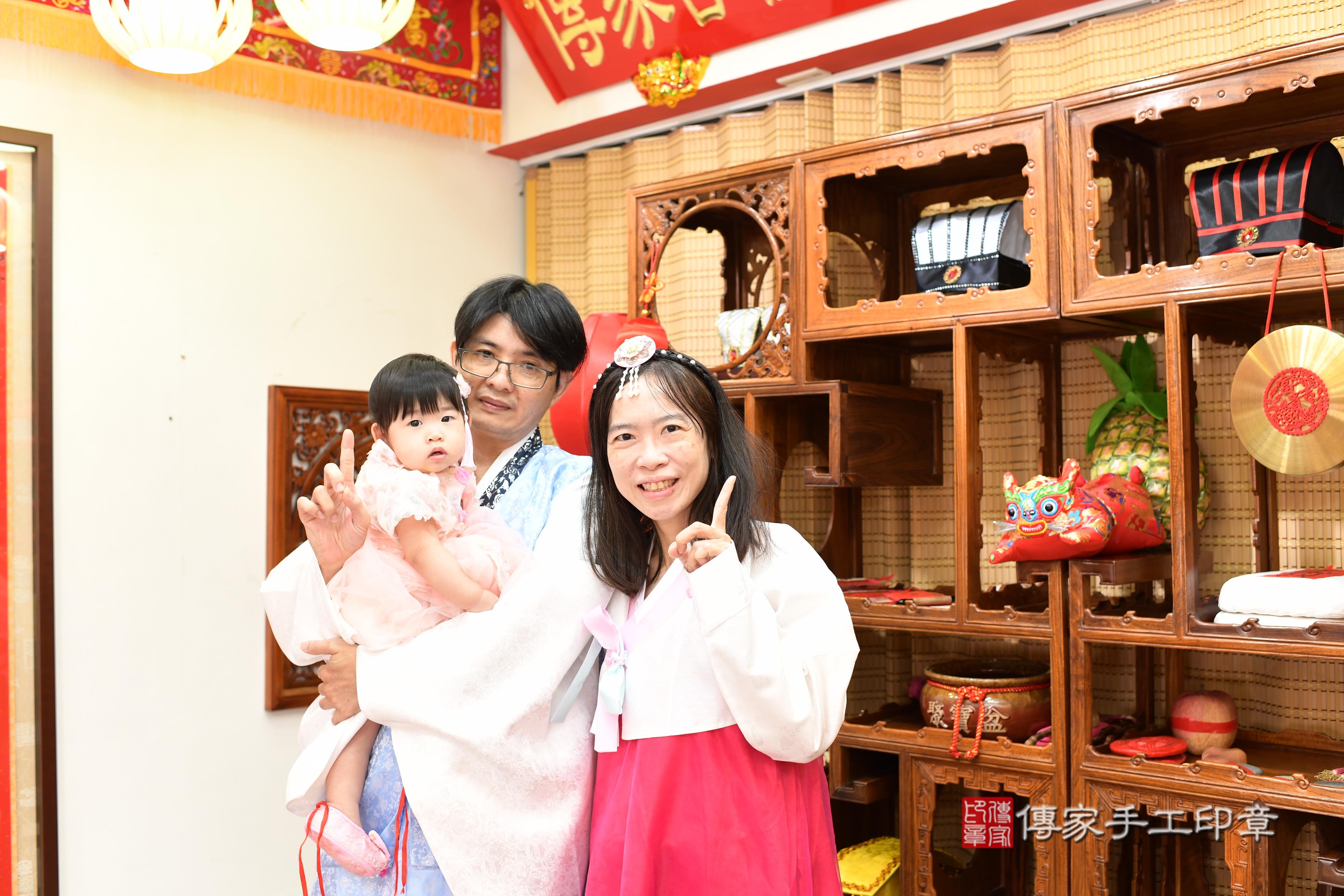 傳家手工印章台南店、抓周、度脺、美式風會場、傳家嬰兒古禮、吉祥話、抓周道具物品24種、拍照。抓周證書。寶寶抓周、滿周歲、生日快樂、祝福