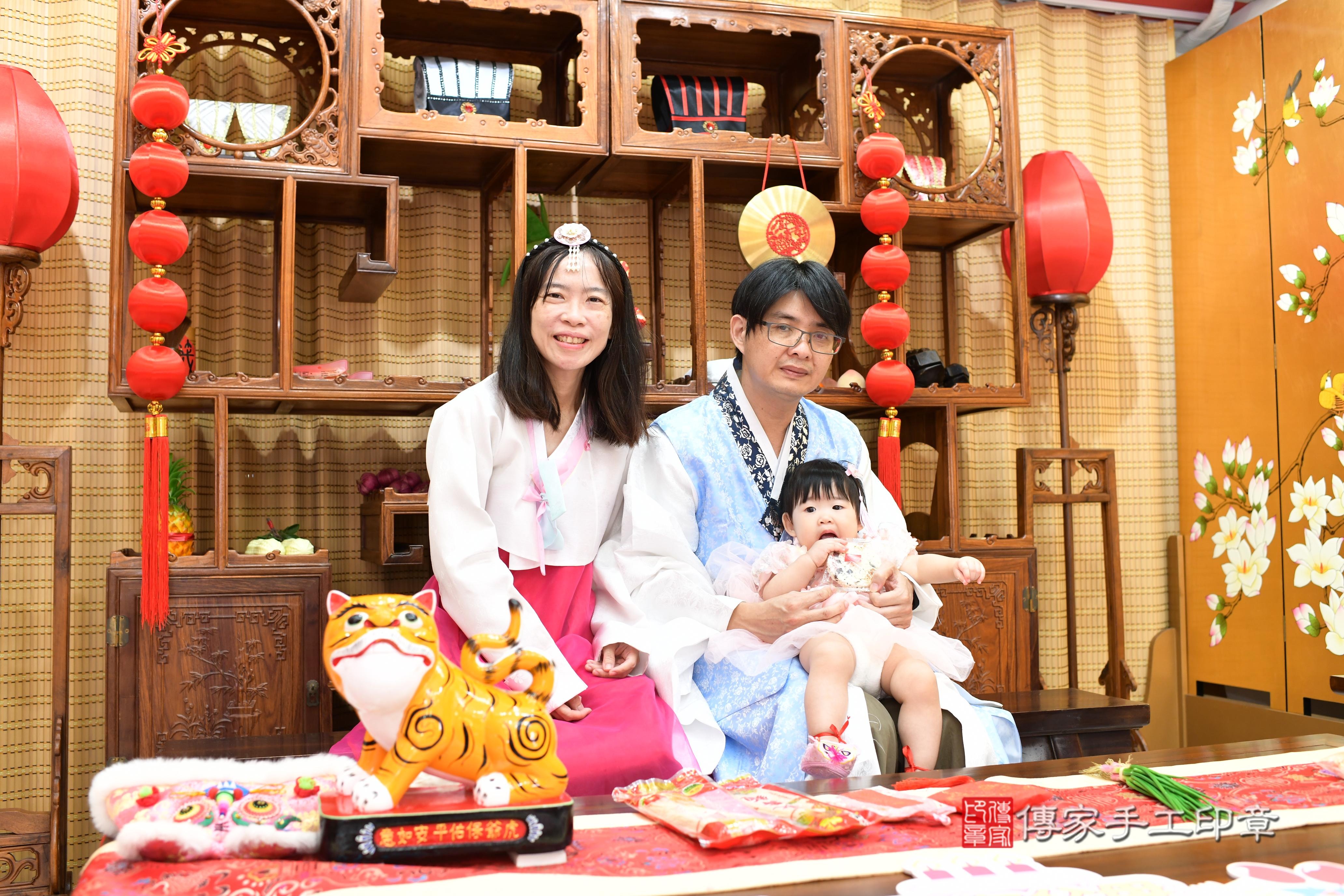 傳家手工印章台南店、抓周、度脺、美式風會場、傳家嬰兒古禮、吉祥話、抓周道具物品24種、拍照。抓周證書。寶寶抓周、滿周歲、生日快樂、祝福