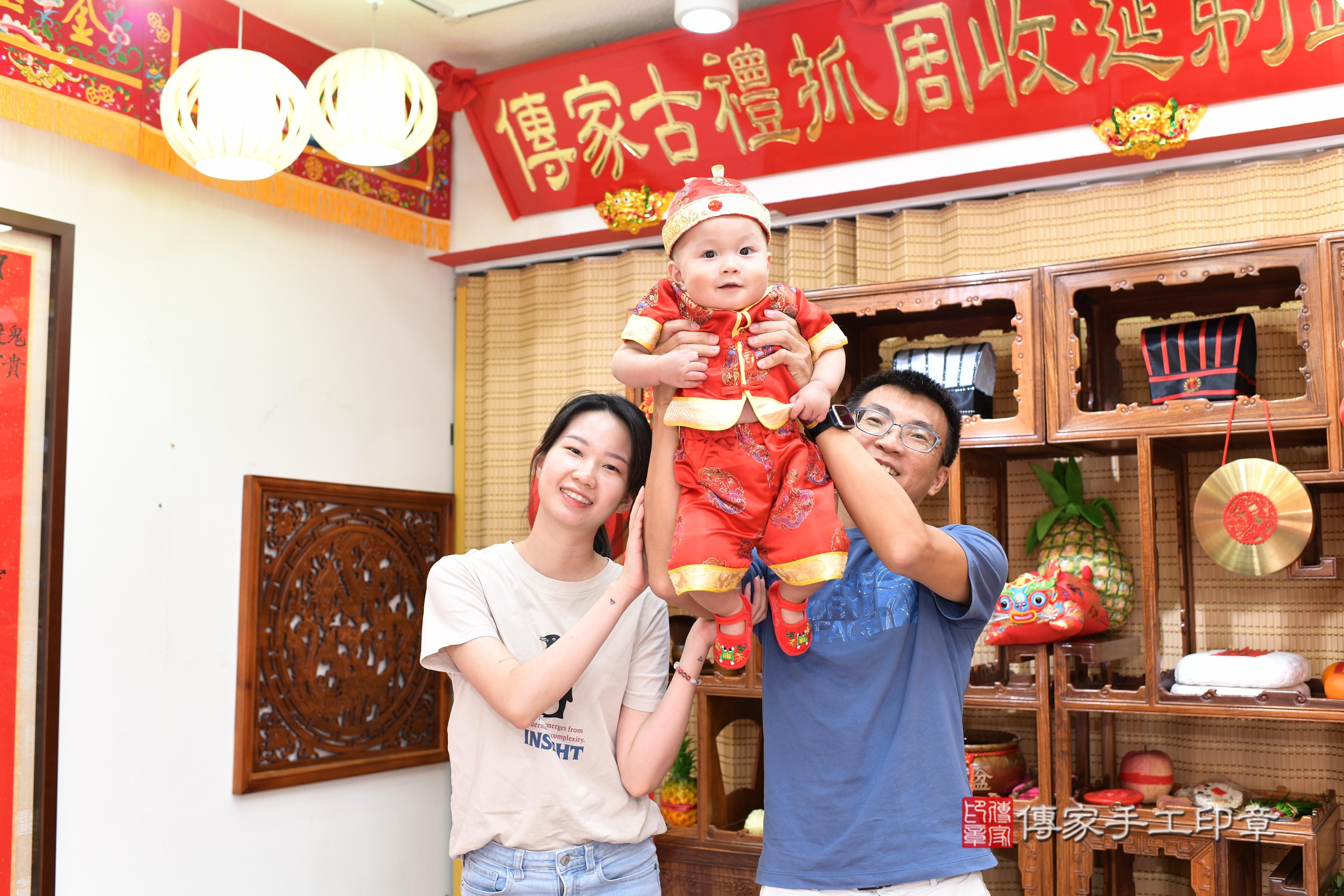 傳家手工印章台南店、抓周、度脺、美式風會場、傳家嬰兒古禮、吉祥話、抓周道具物品24種、拍照。抓周證書。寶寶抓周、滿周歲、生日快樂、祝福