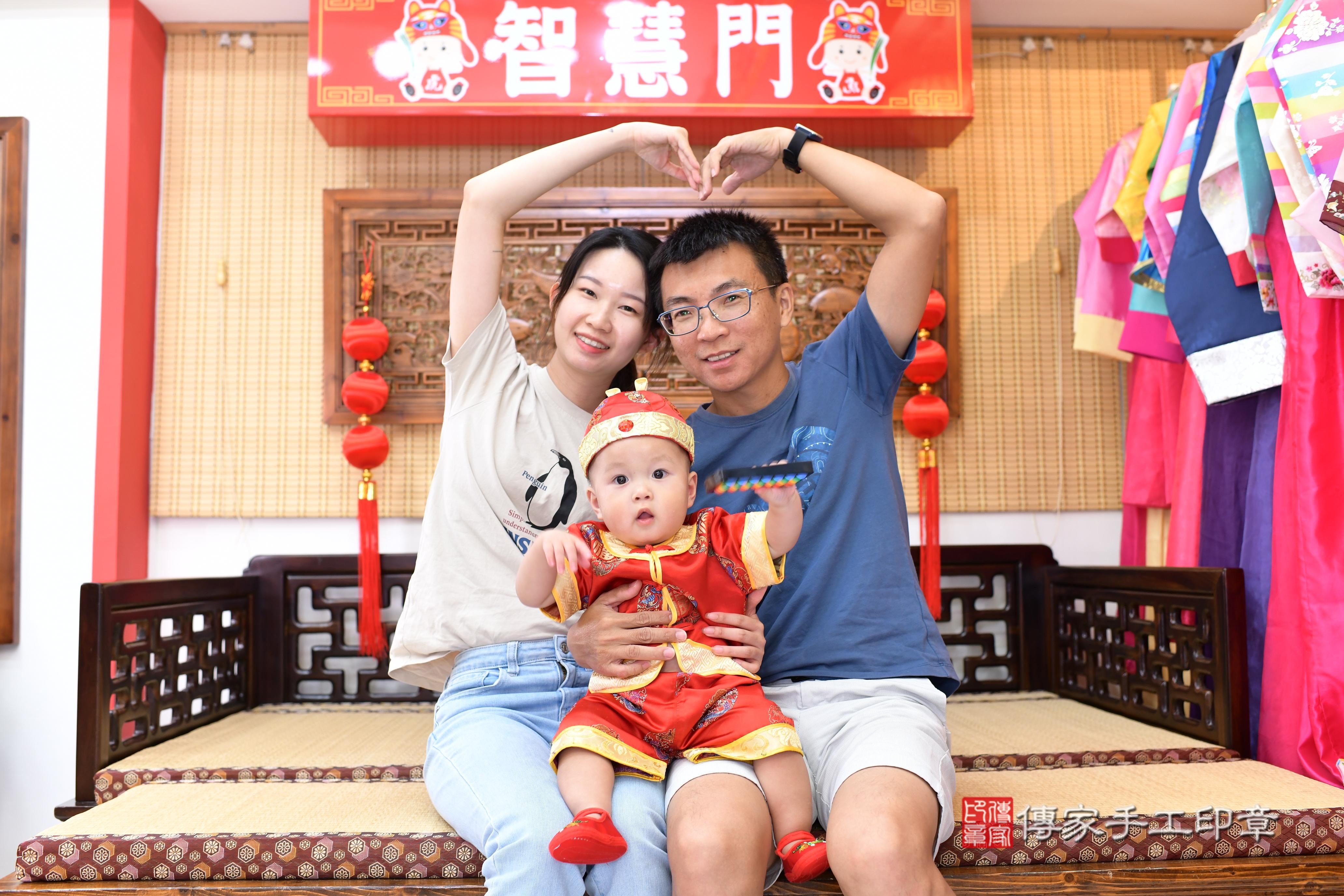 傳家手工印章台南店、抓周、度脺、美式風會場、傳家嬰兒古禮、吉祥話、抓周道具物品24種、拍照。抓周證書。寶寶抓周、滿周歲、生日快樂、祝福