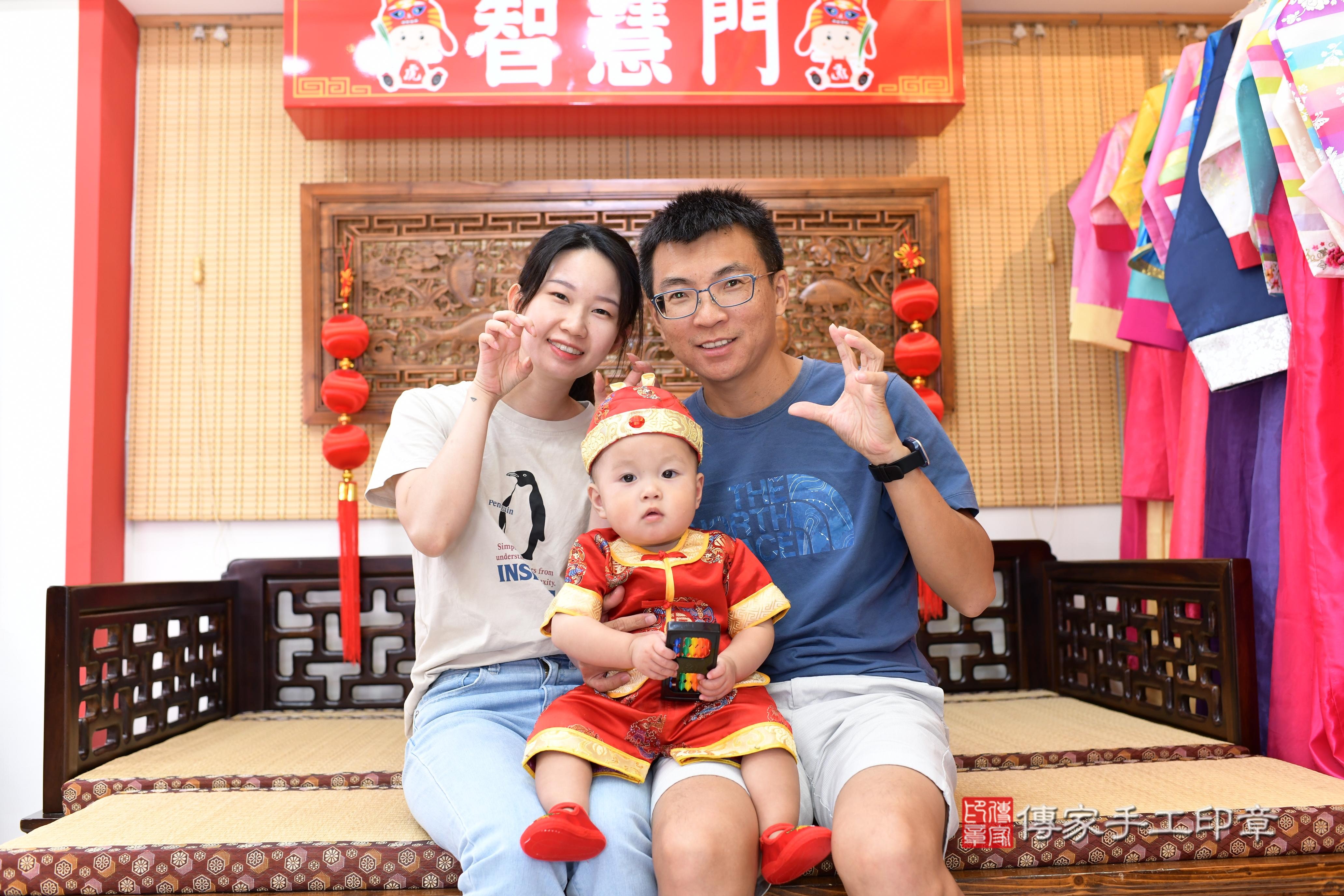 傳家手工印章台南店、抓周、度脺、美式風會場、傳家嬰兒古禮、吉祥話、抓周道具物品24種、拍照。抓周證書。寶寶抓周、滿周歲、生日快樂、祝福