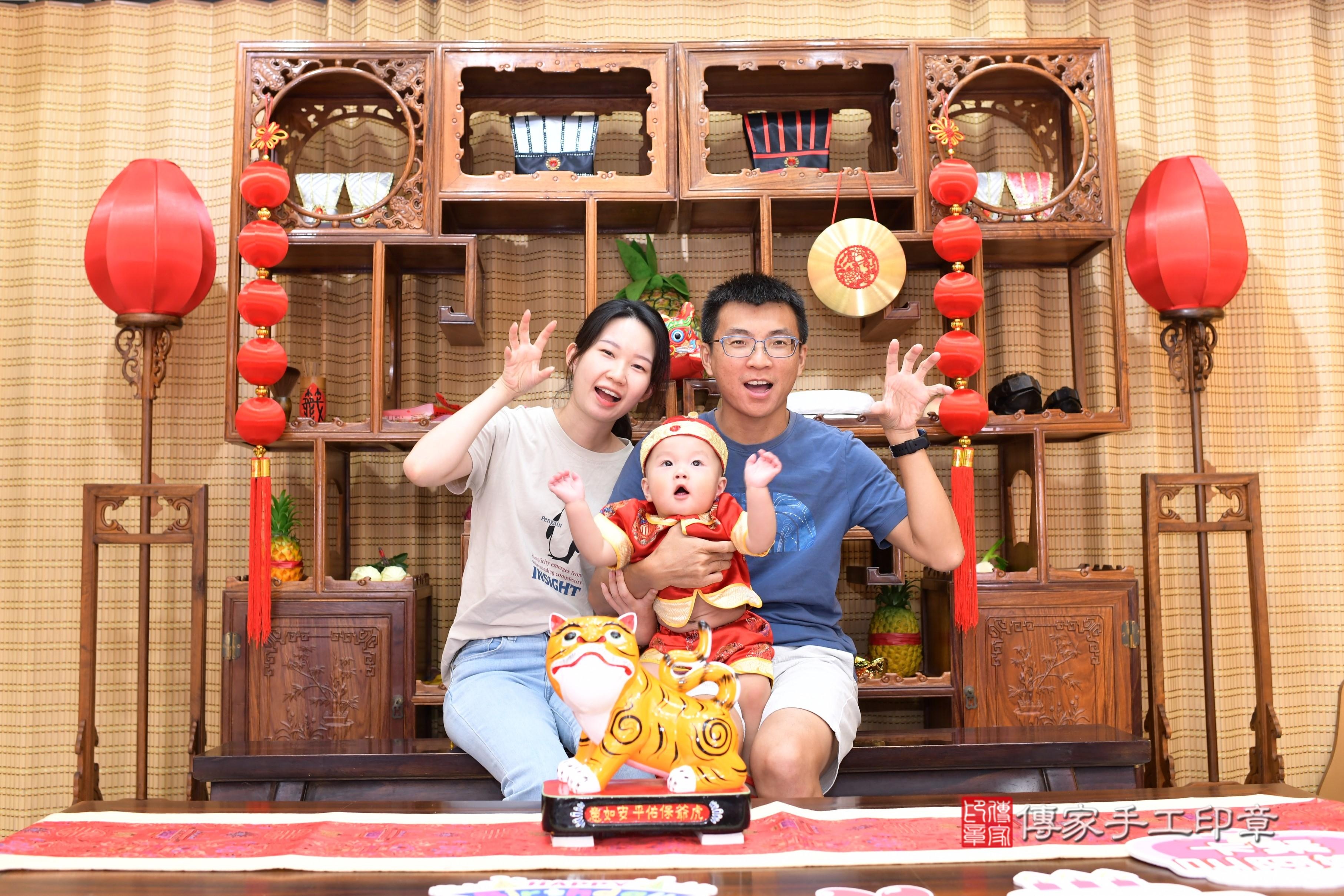 傳家手工印章台南店、抓周、度脺、美式風會場、傳家嬰兒古禮、吉祥話、抓周道具物品24種、拍照。抓周證書。寶寶抓周、滿周歲、生日快樂、祝福