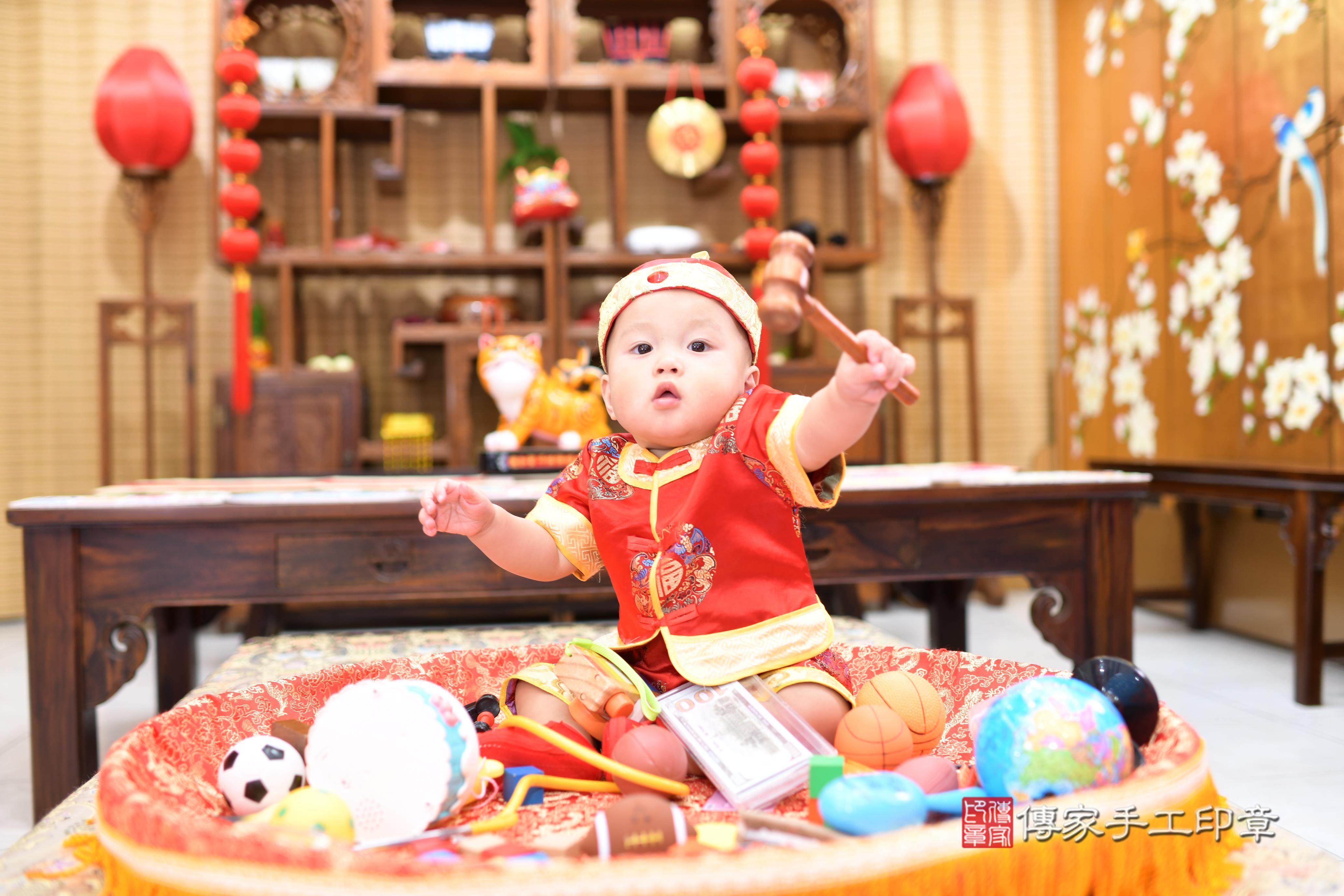 傳家手工印章台南店、抓周、度脺、美式風會場、傳家嬰兒古禮、吉祥話、抓周道具物品24種、拍照。抓周證書。寶寶抓周、滿周歲、生日快樂、祝福