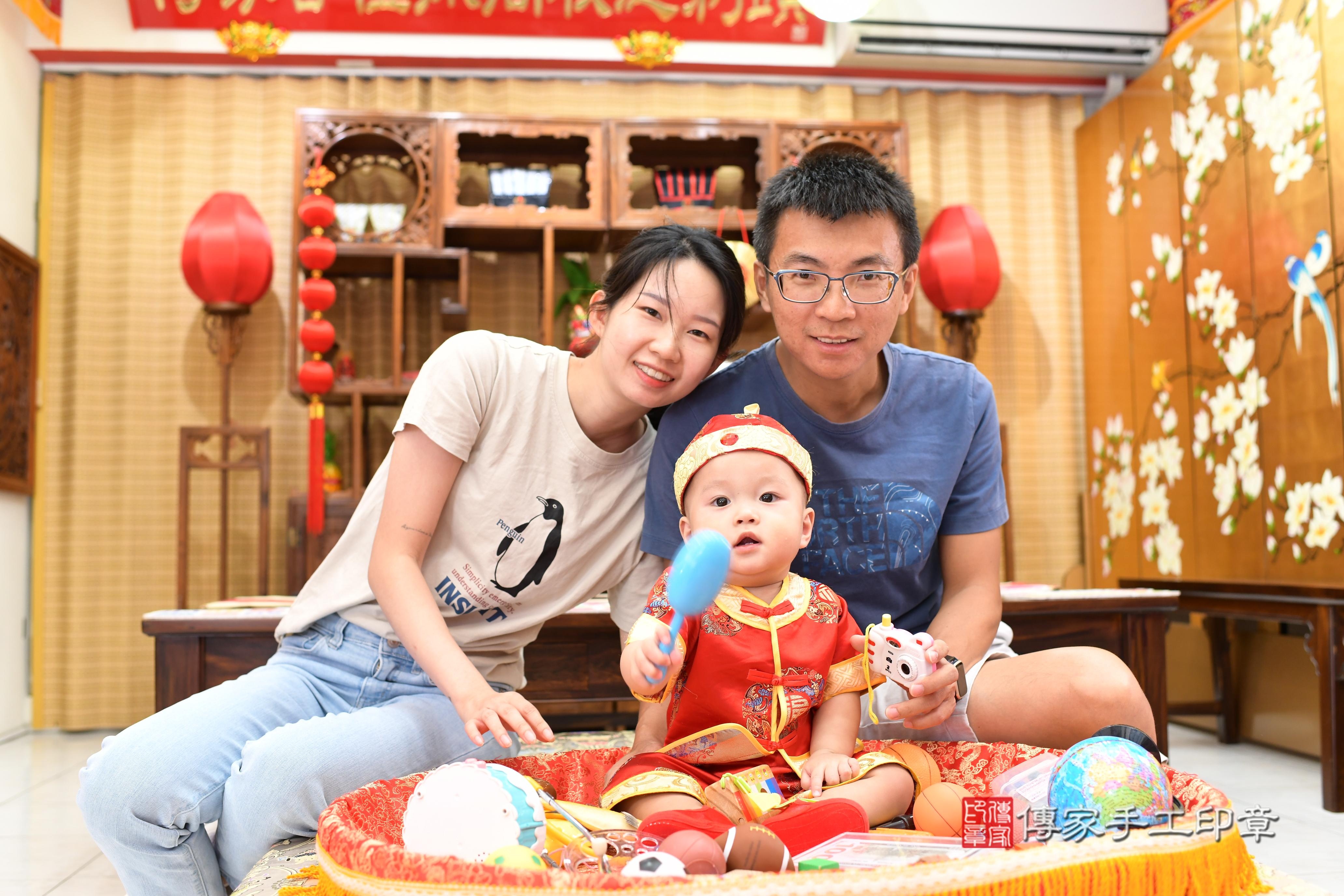 傳家手工印章台南店、抓周、度脺、美式風會場、傳家嬰兒古禮、吉祥話、抓周道具物品24種、拍照。抓周證書。寶寶抓周、滿周歲、生日快樂、祝福