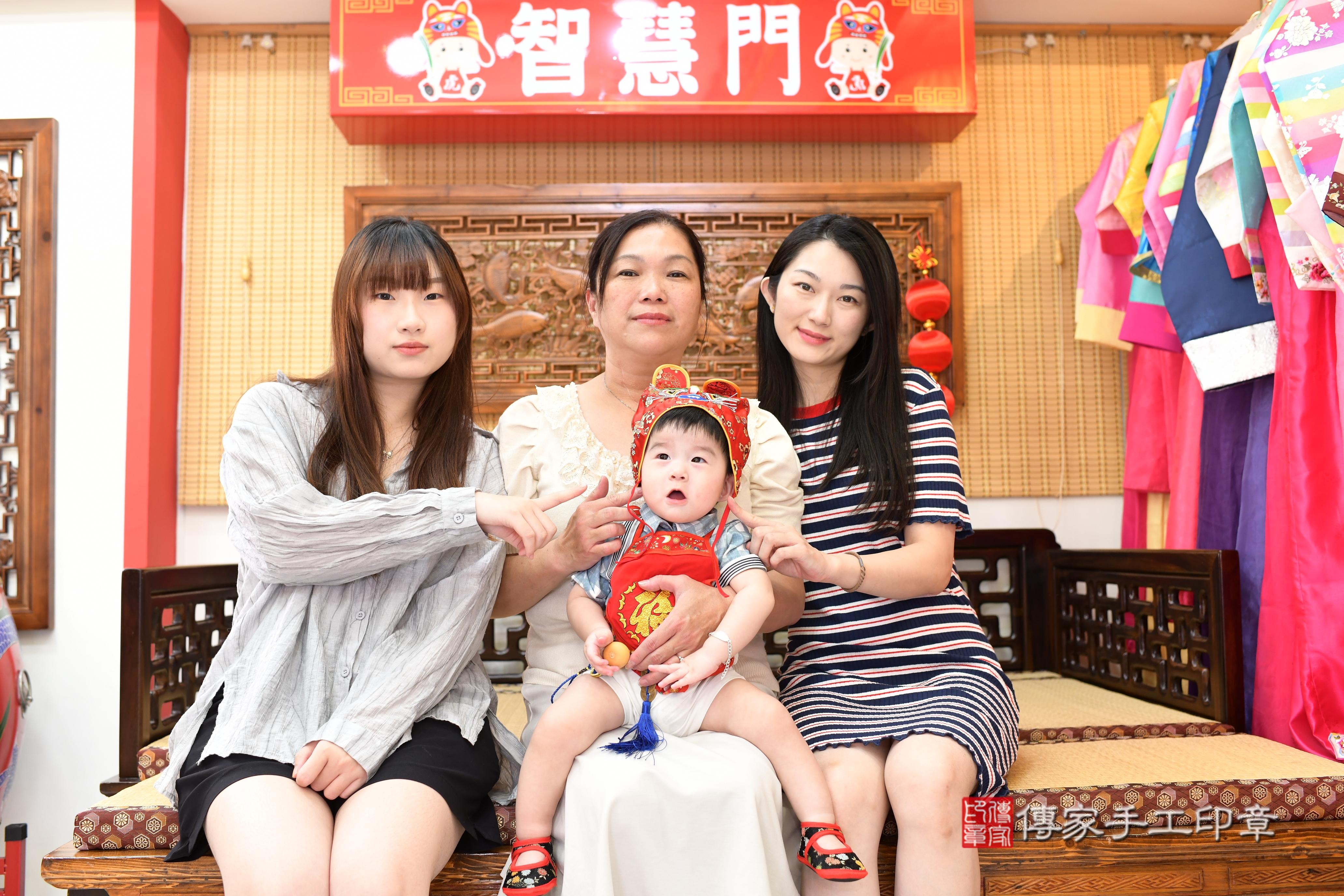 傳家手工印章台南店、抓周、度脺、美式風會場、傳家嬰兒古禮、吉祥話、抓周道具物品24種、拍照。抓周證書。寶寶抓周、滿周歲、生日快樂、祝福