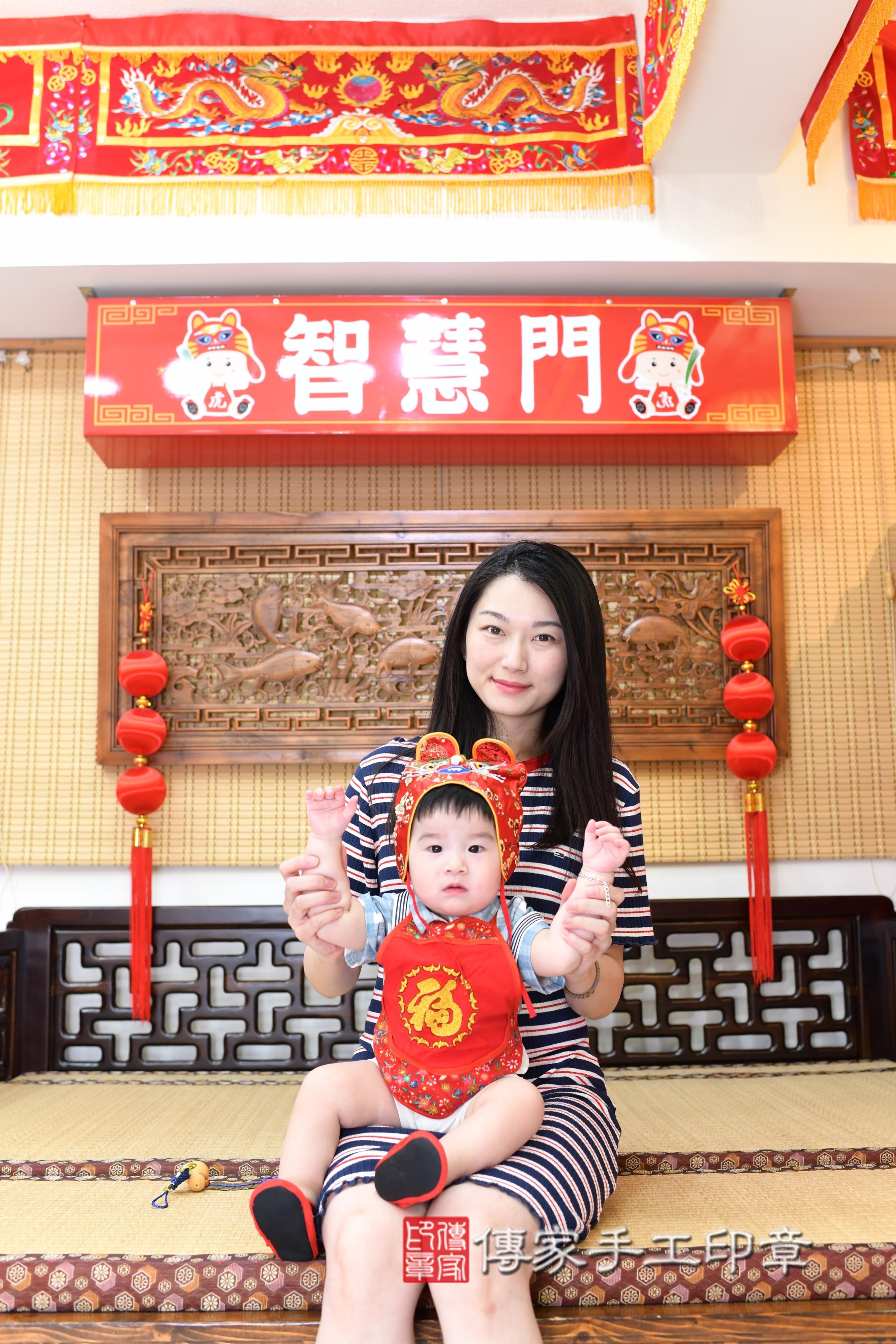 傳家手工印章台南店、抓周、度脺、美式風會場、傳家嬰兒古禮、吉祥話、抓周道具物品24種、拍照。抓周證書。寶寶抓周、滿周歲、生日快樂、祝福