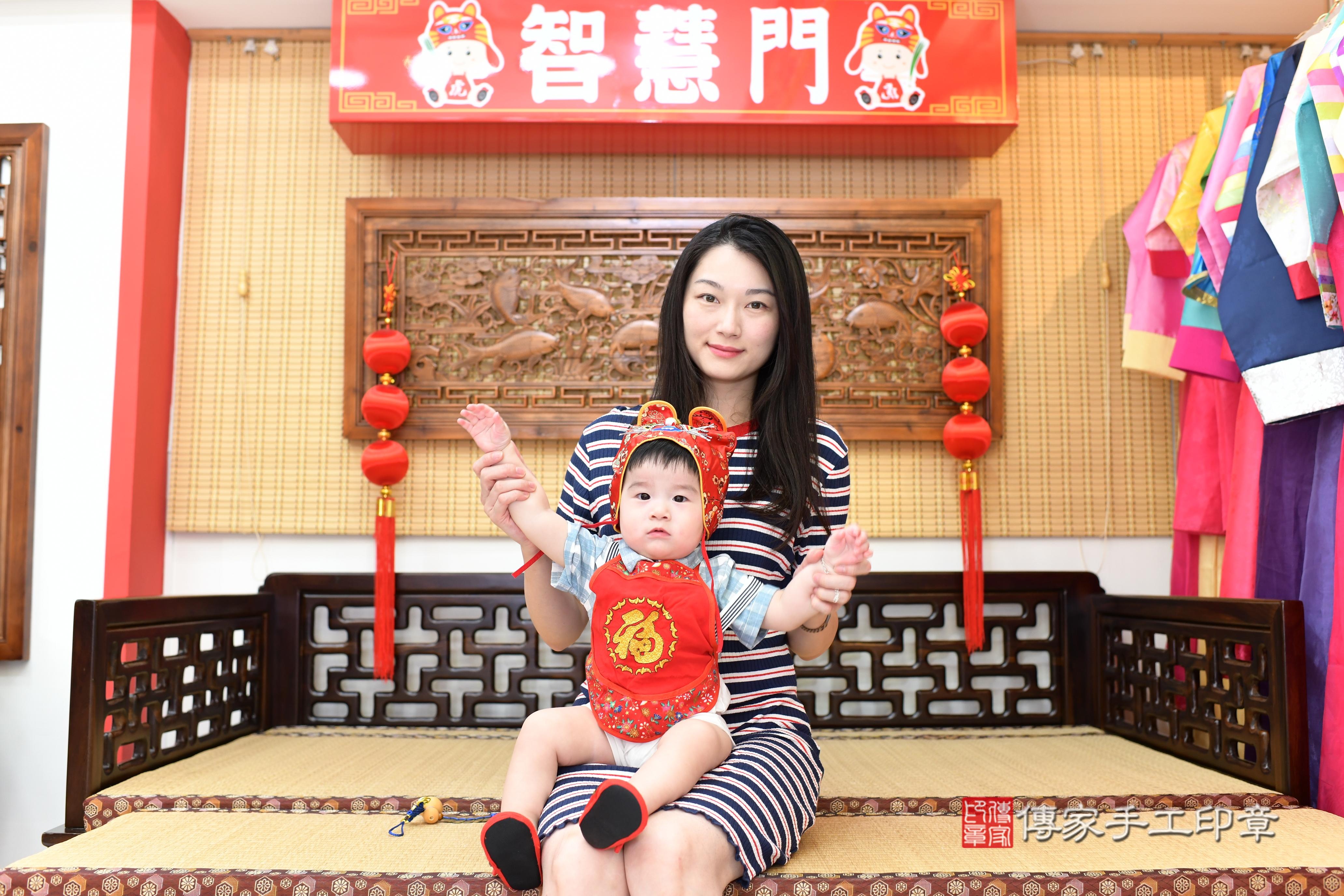 傳家手工印章台南店、抓周、度脺、美式風會場、傳家嬰兒古禮、吉祥話、抓周道具物品24種、拍照。抓周證書。寶寶抓周、滿周歲、生日快樂、祝福